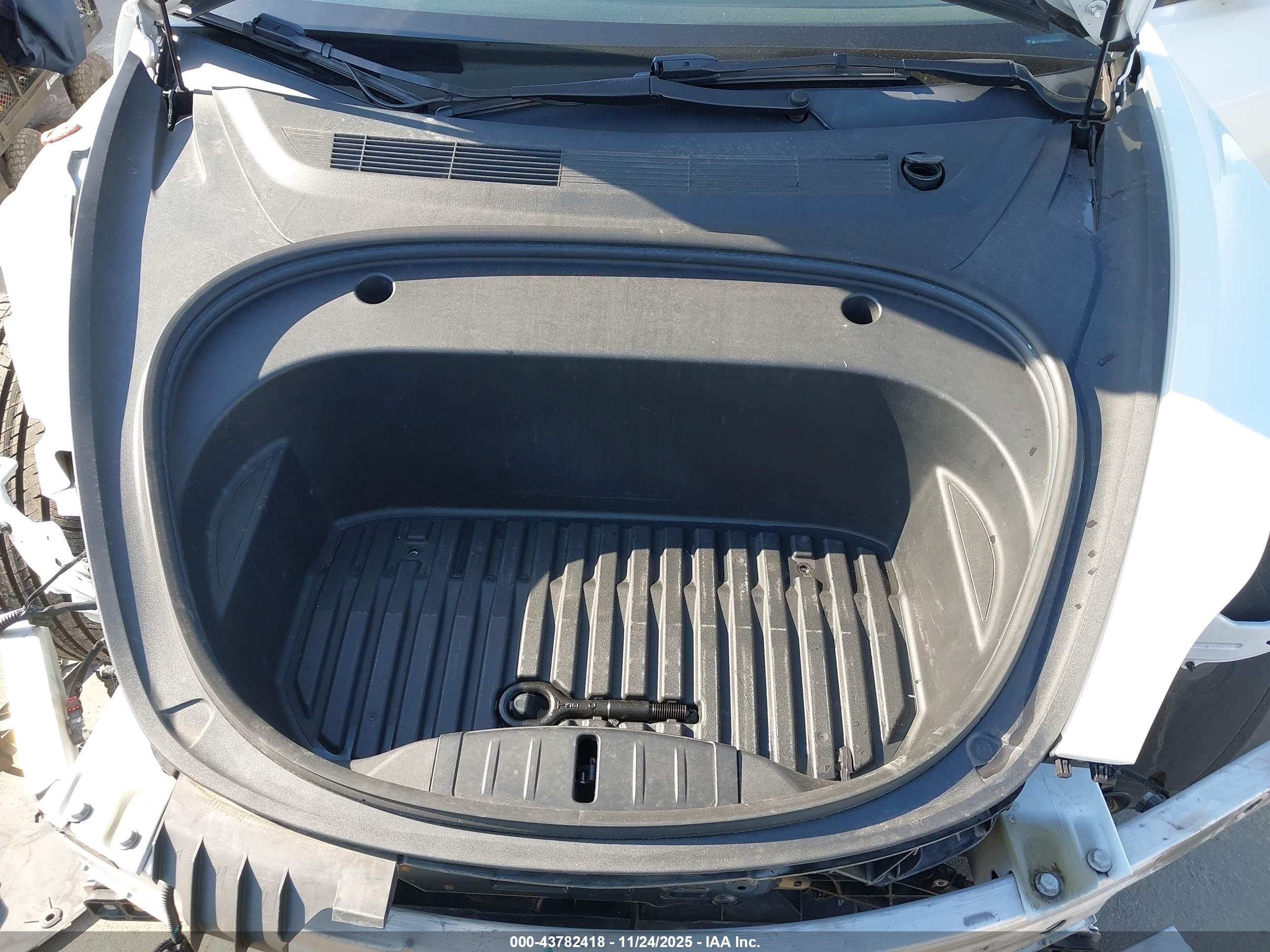 TESLA MODEL image 10