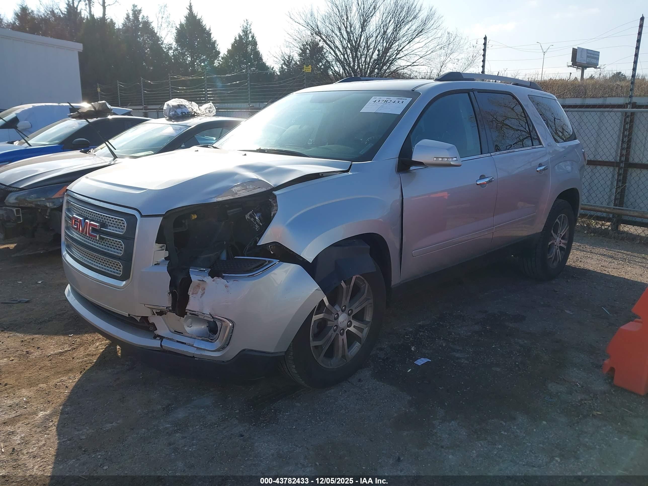 GMC ACADIA image 2