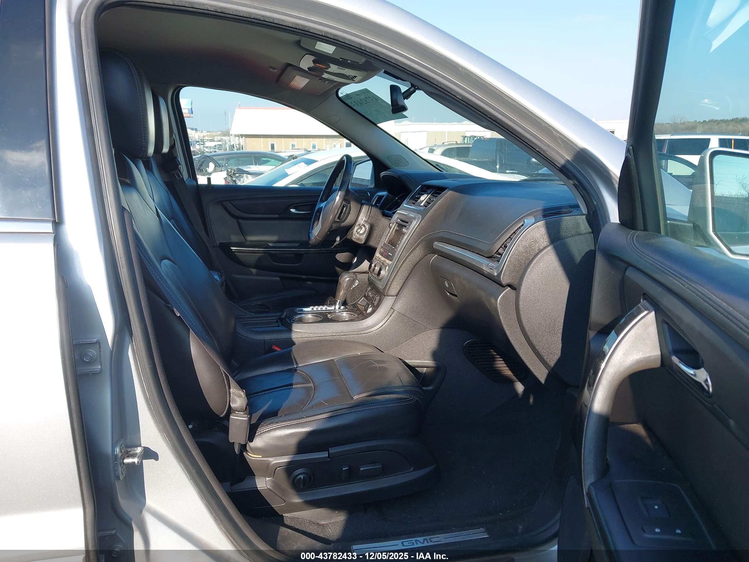 GMC ACADIA image 5