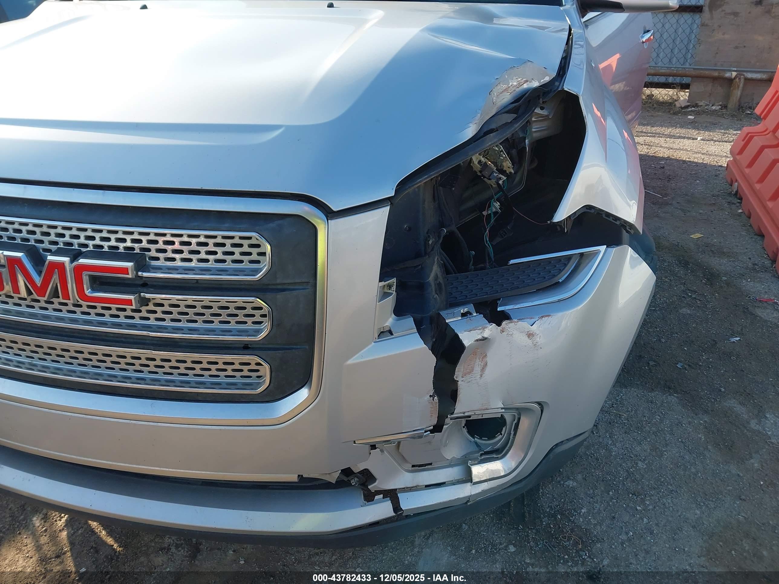 GMC ACADIA image 6