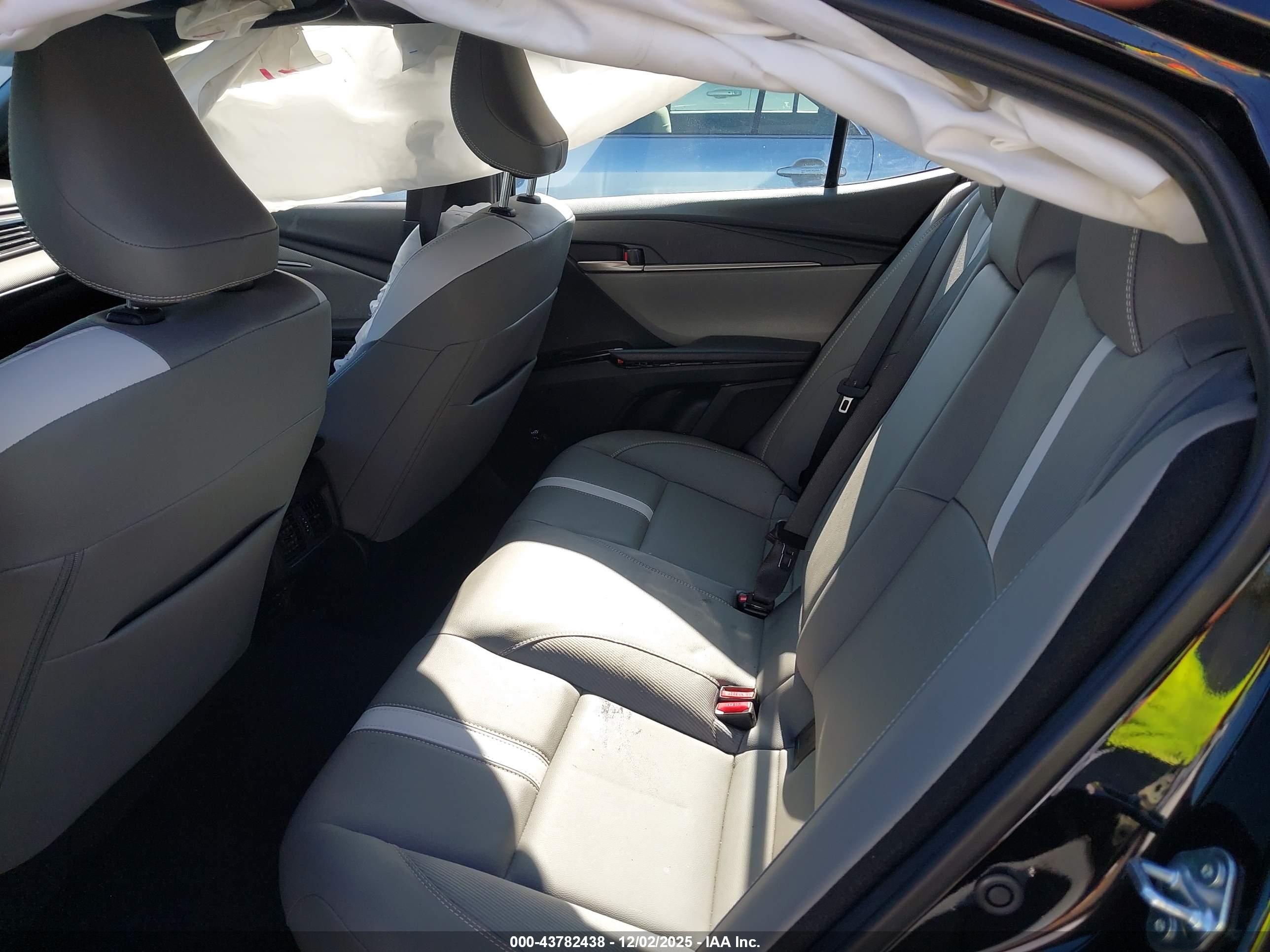 TOYOTA CAMRY image 8