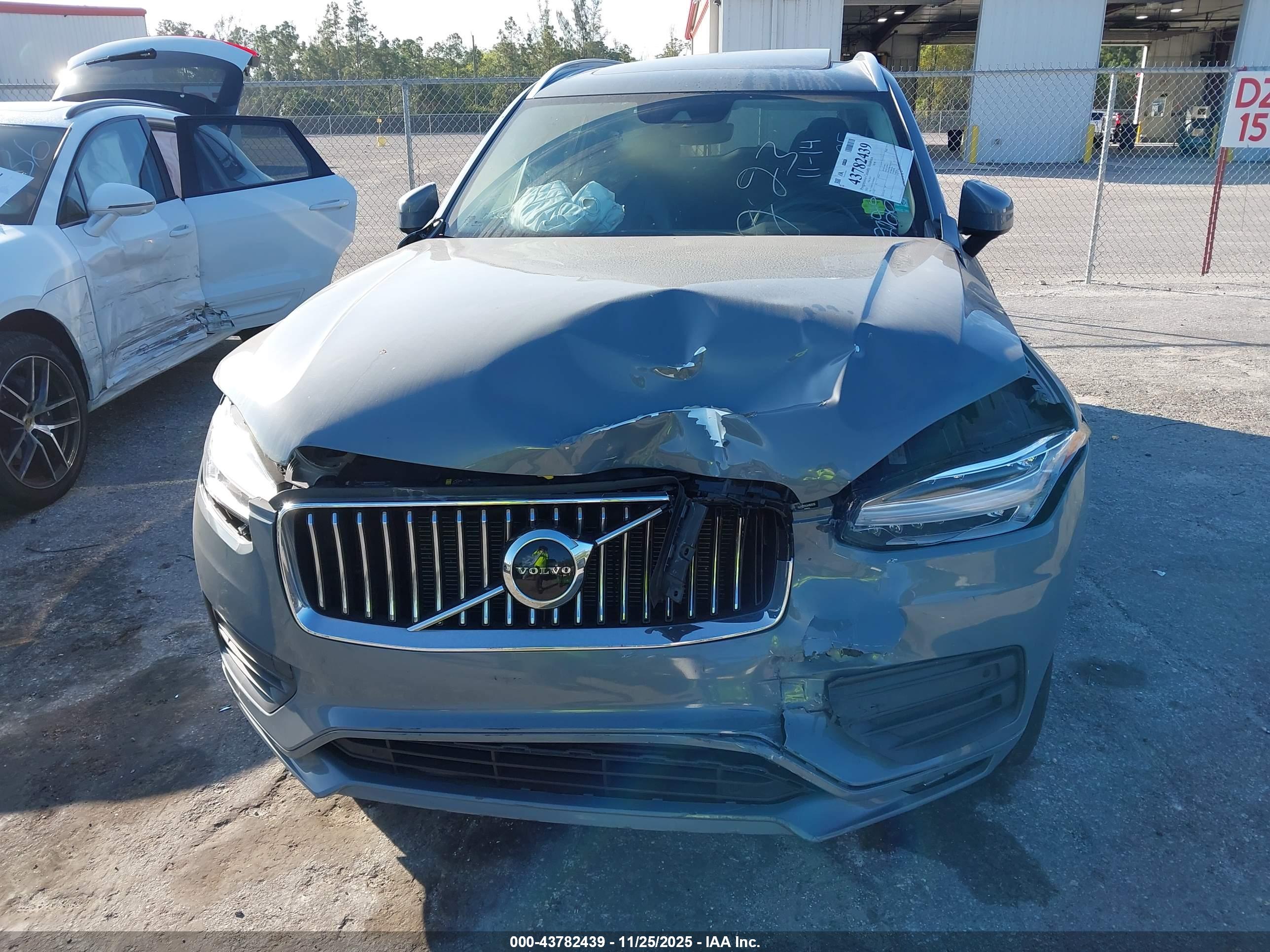 VOLVO XC90 image 6