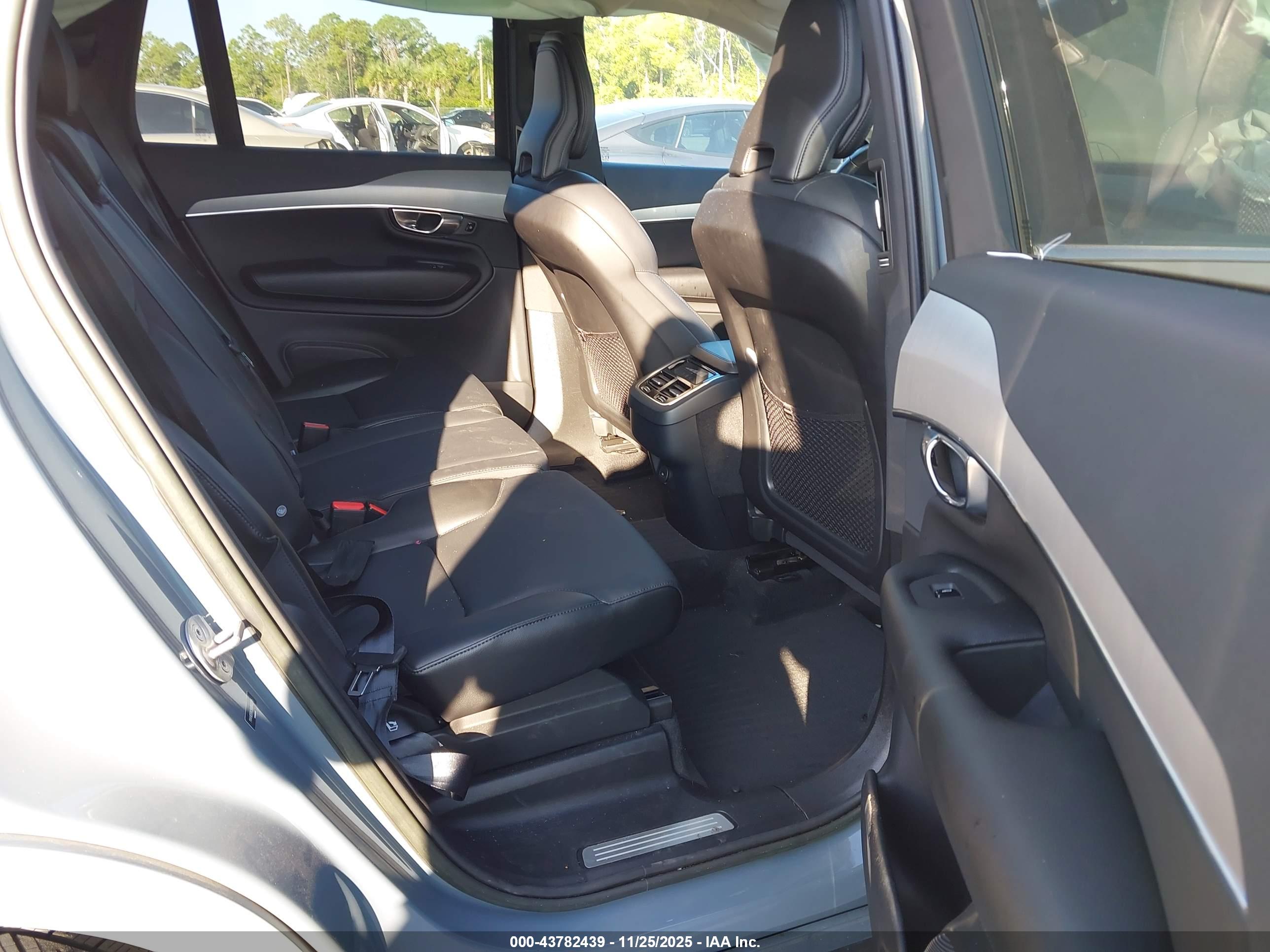 VOLVO XC90 image 8