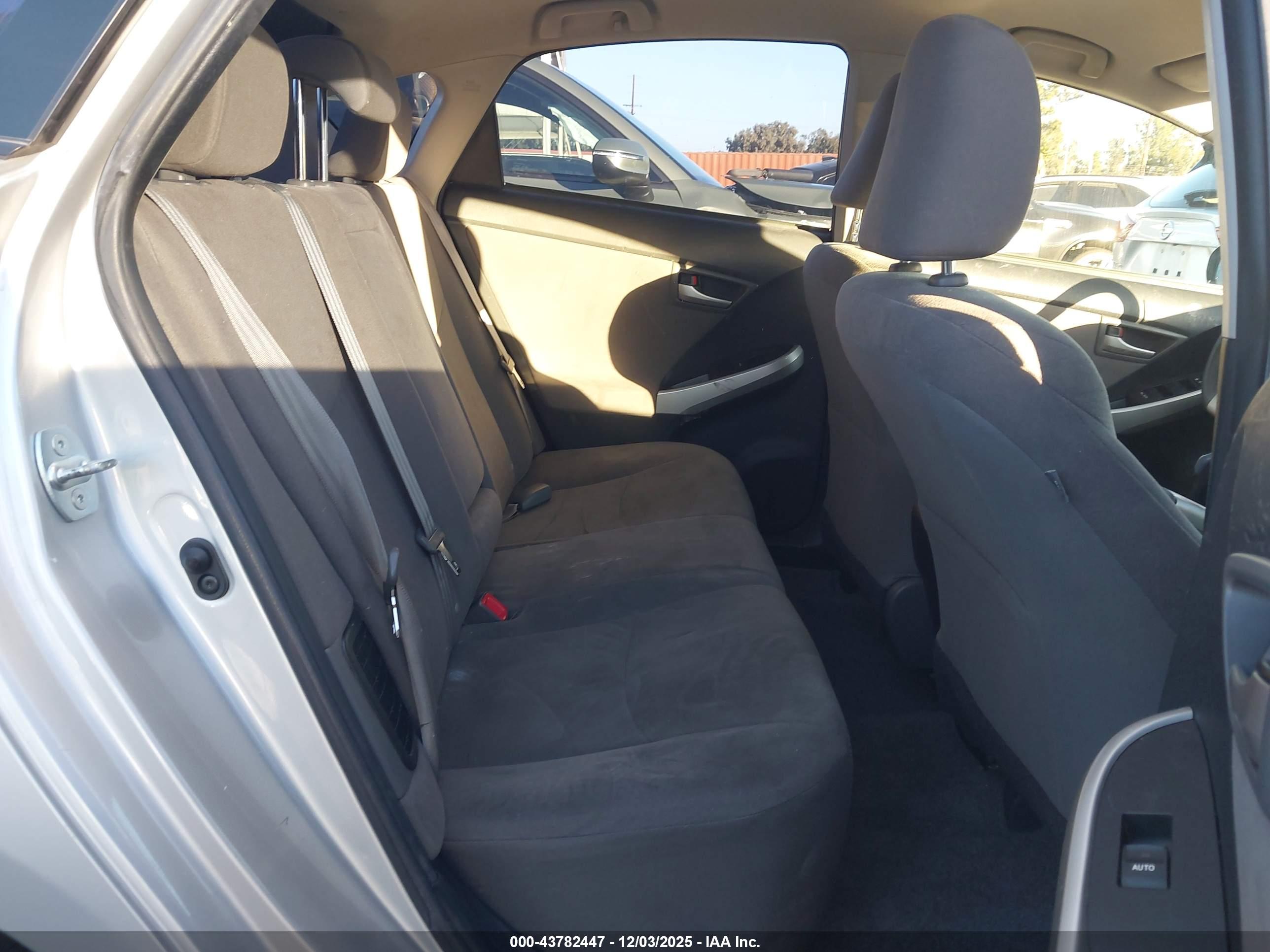 TOYOTA PRIUS image 8