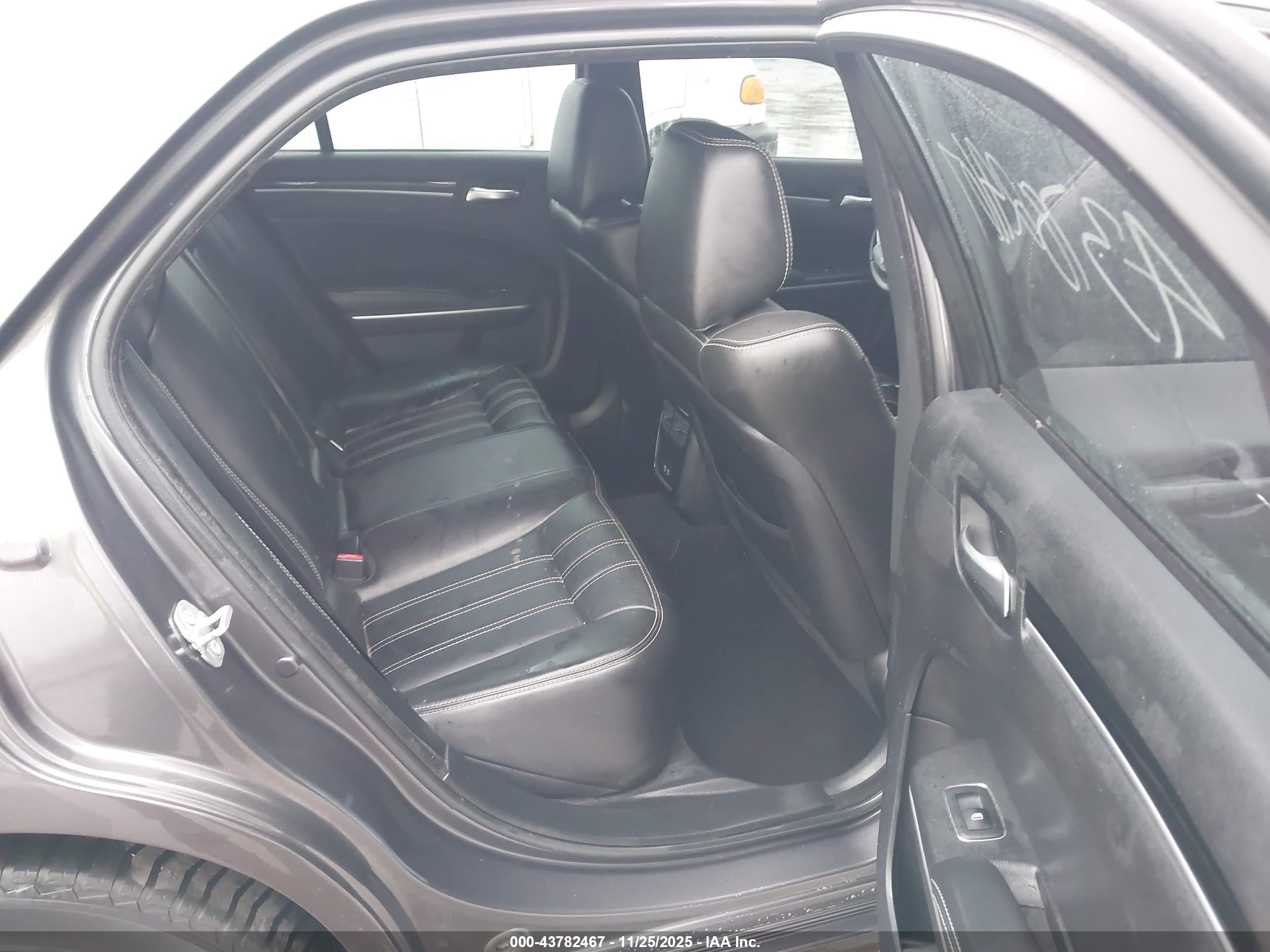 CHRYSLER 300 image 8