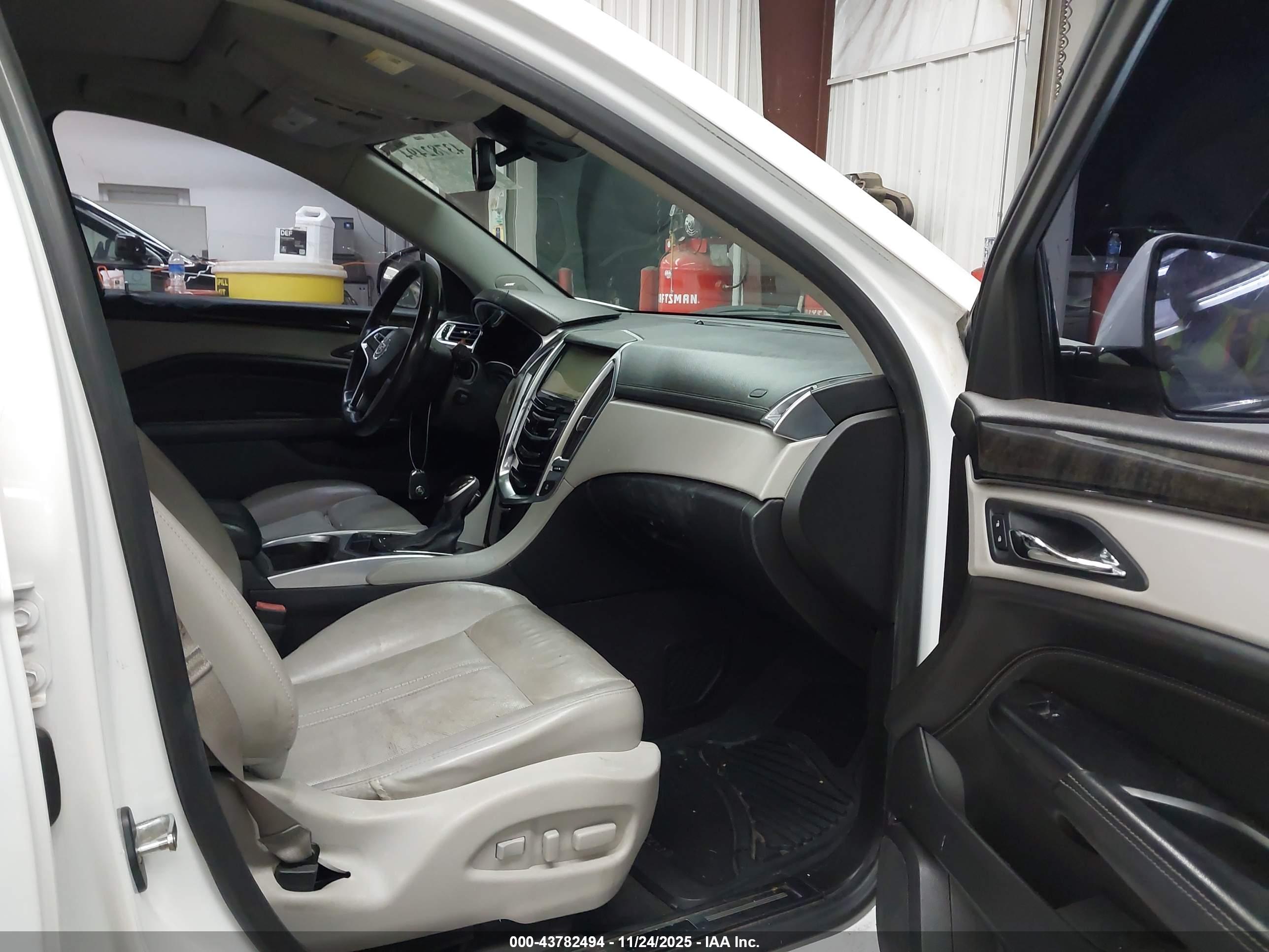 CADILLAC SRX image 5