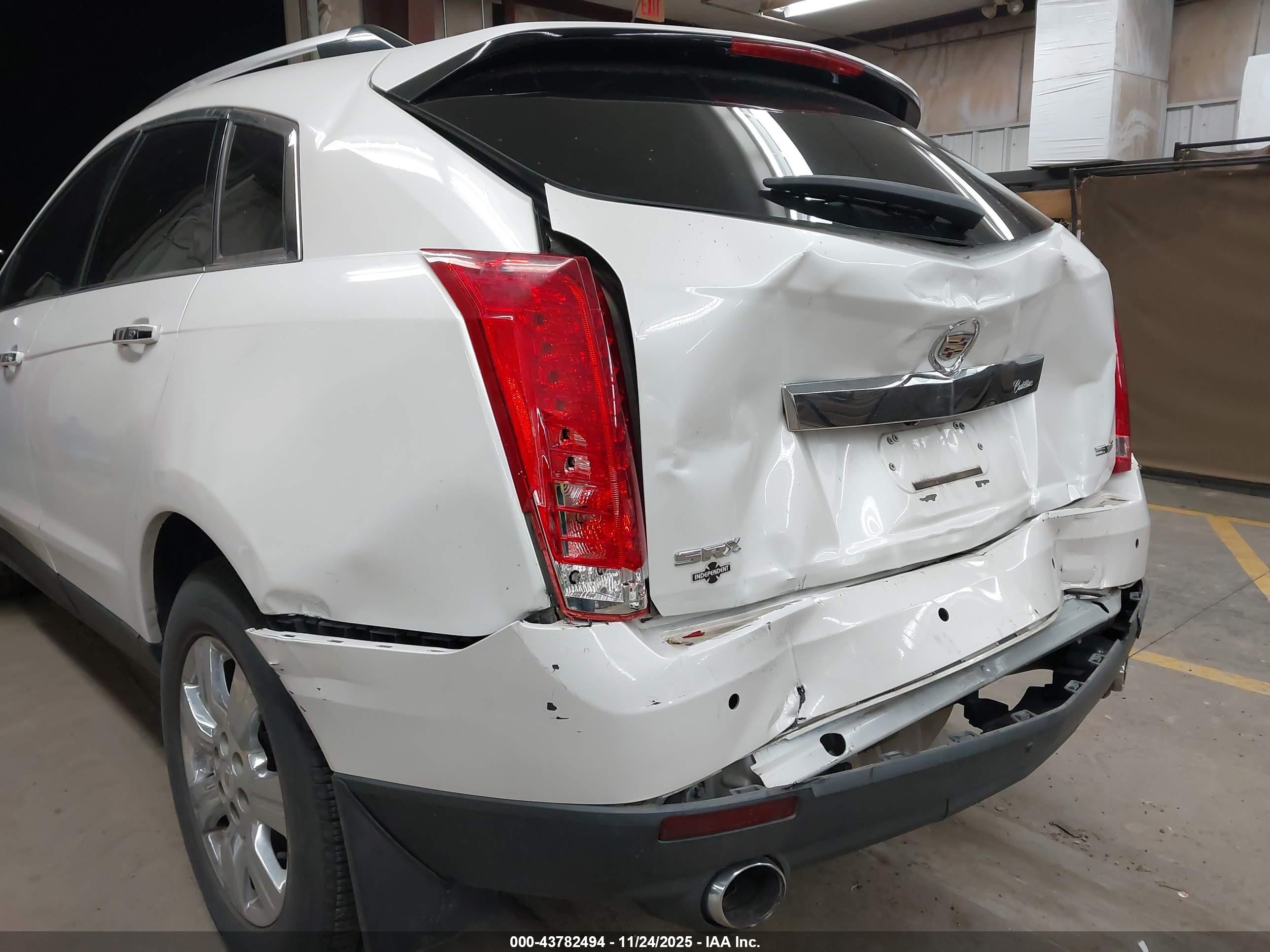CADILLAC SRX image 6