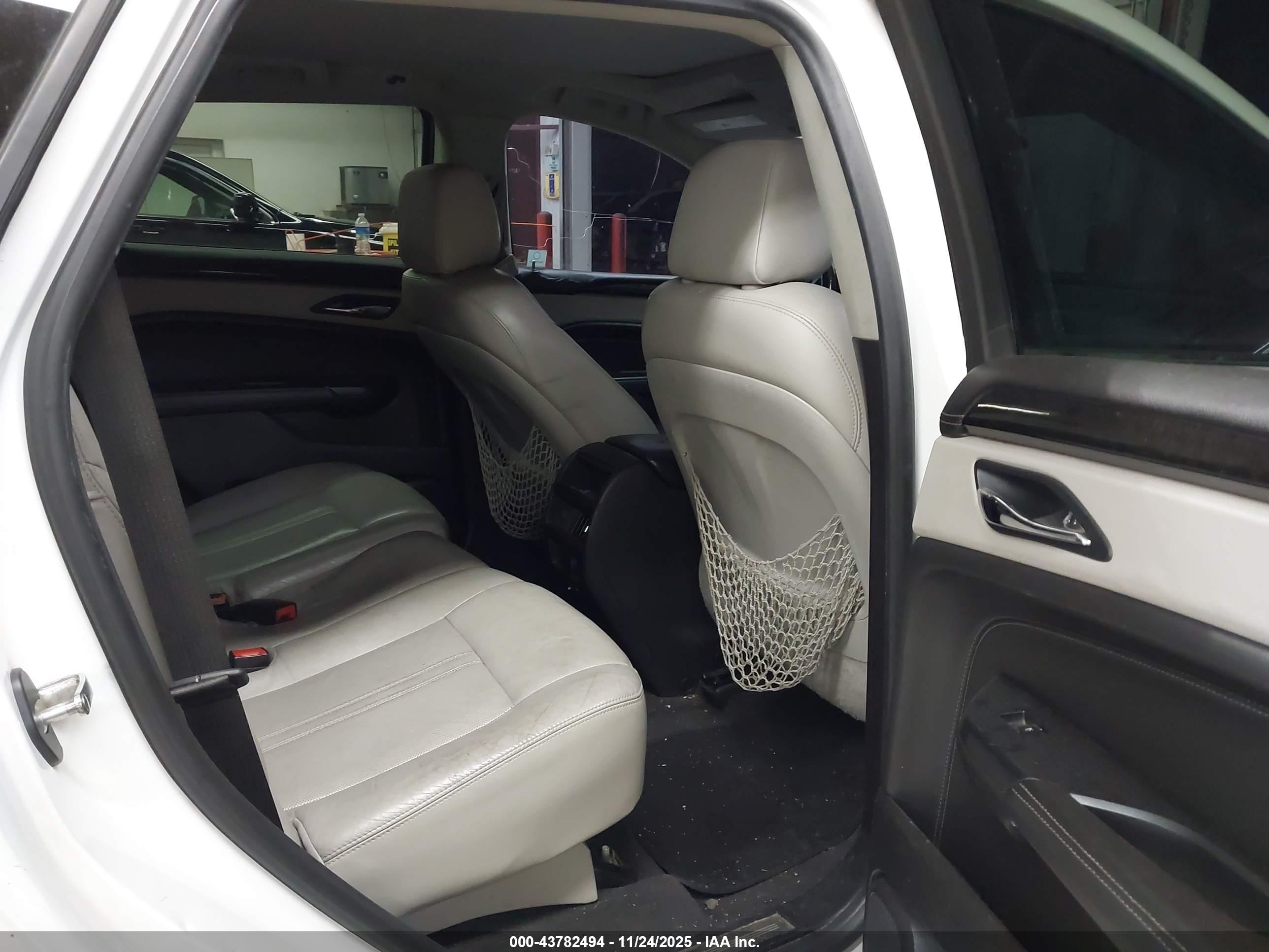 CADILLAC SRX image 8
