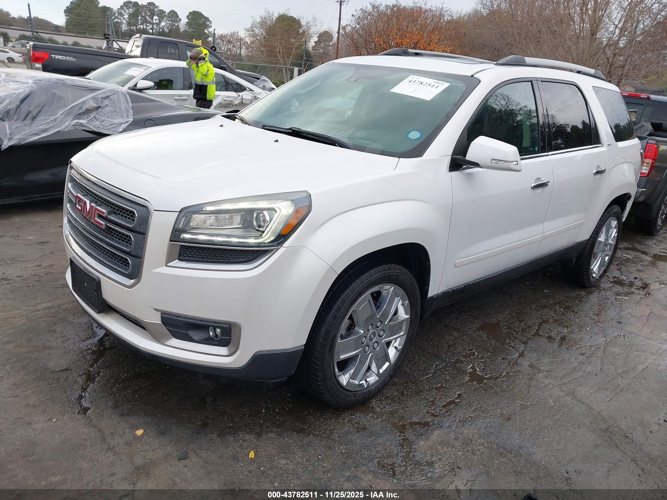 GMC ACADIA image 2