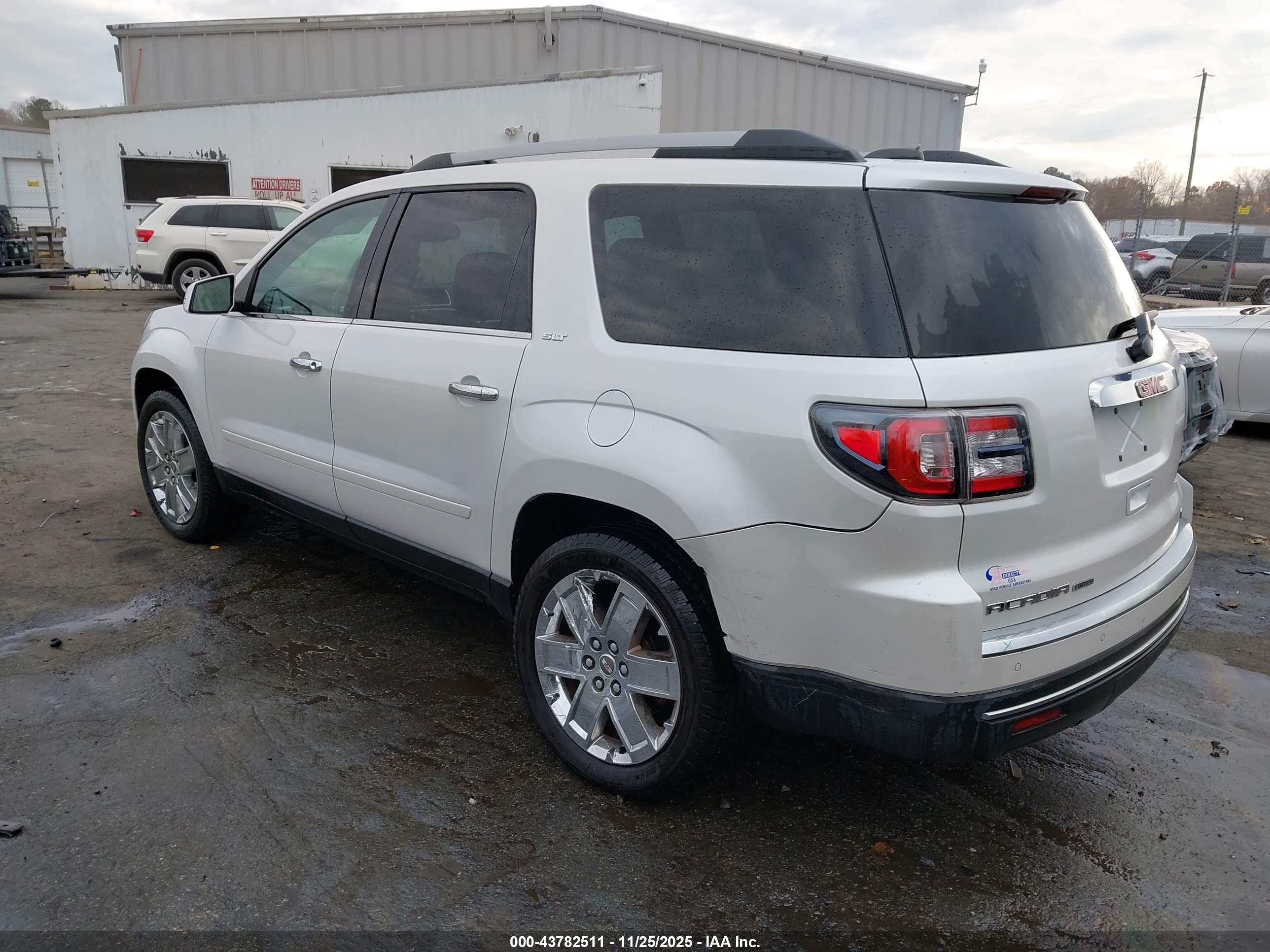 GMC ACADIA image 3