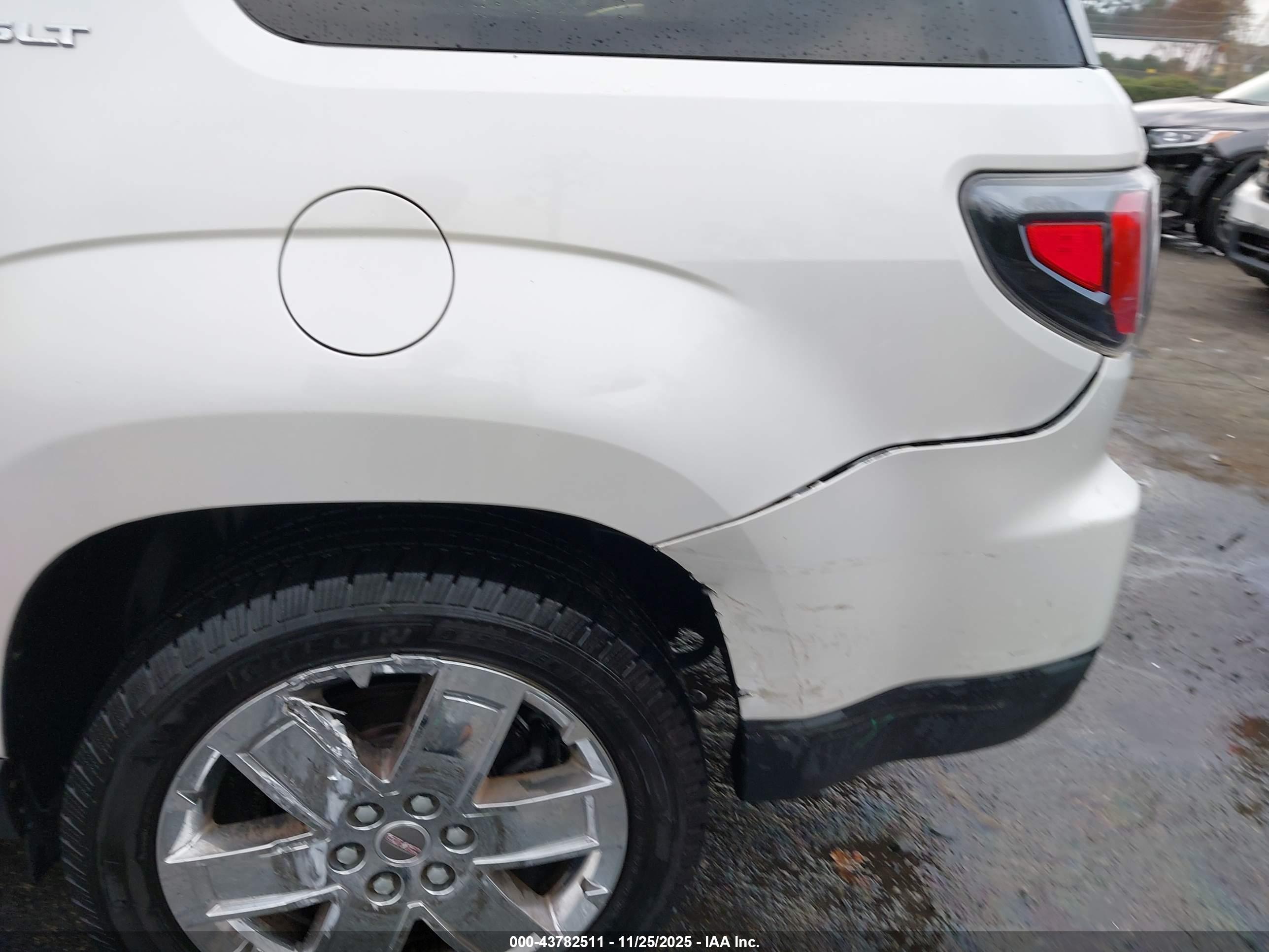 GMC ACADIA image 6