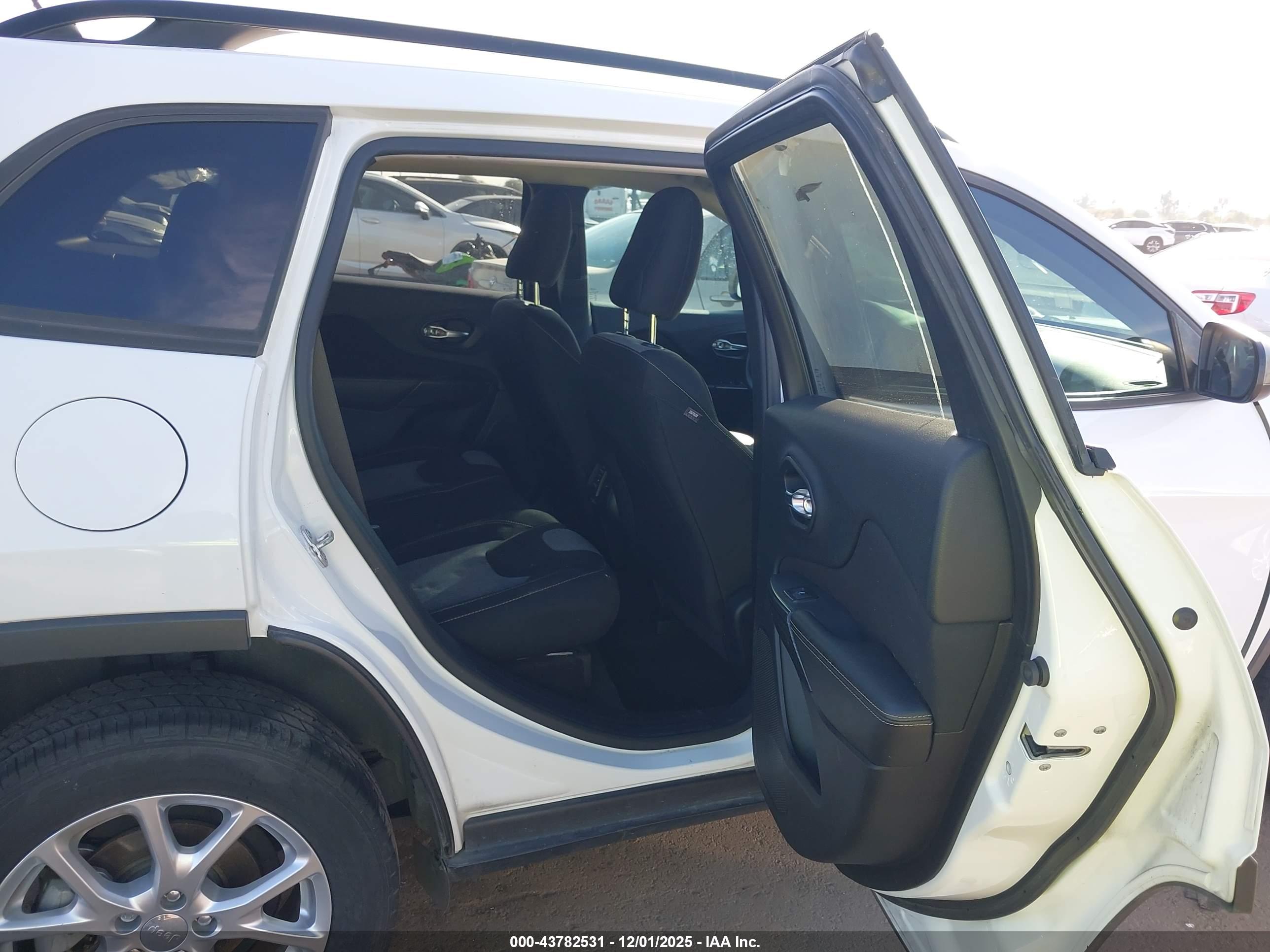 JEEP CHEROKEE image 8