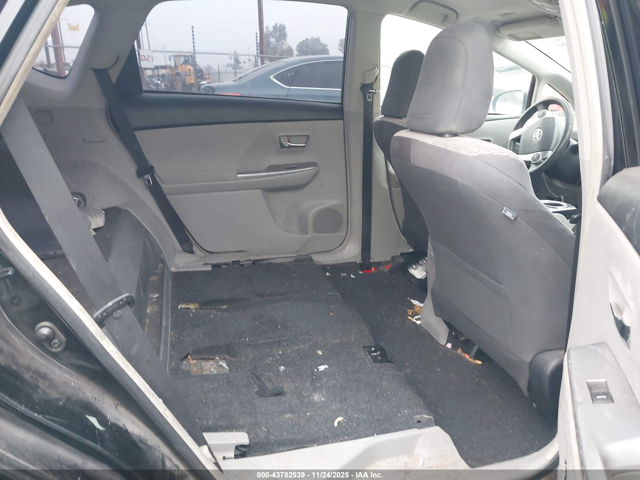 TOYOTA PRIUS image 8