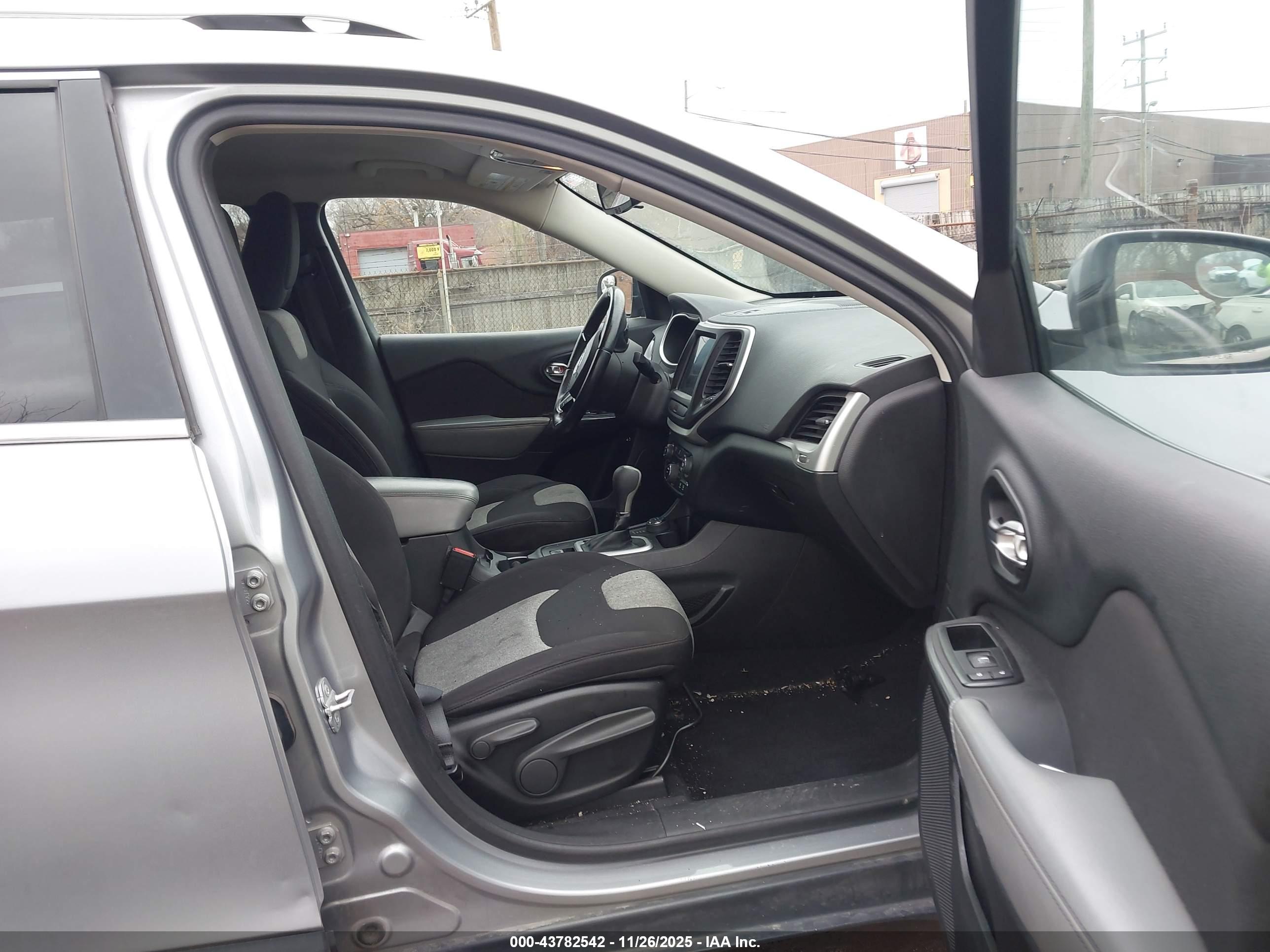 JEEP CHEROKEE image 5