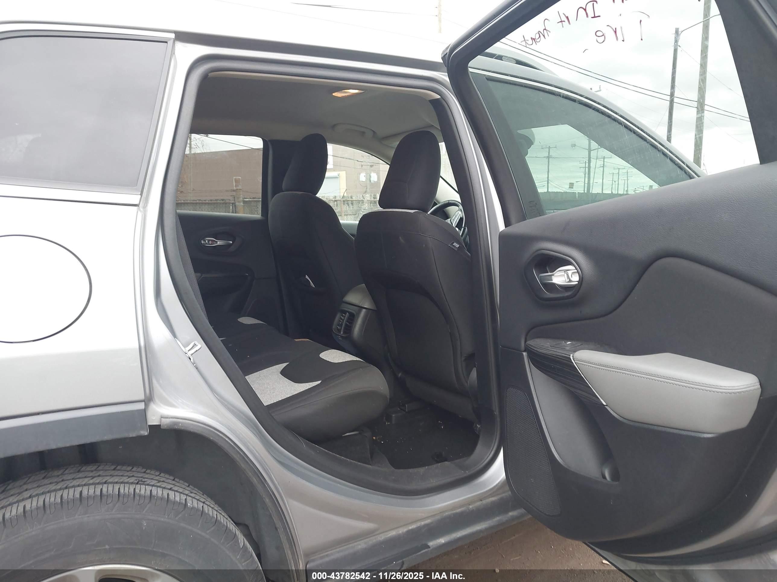 JEEP CHEROKEE image 8