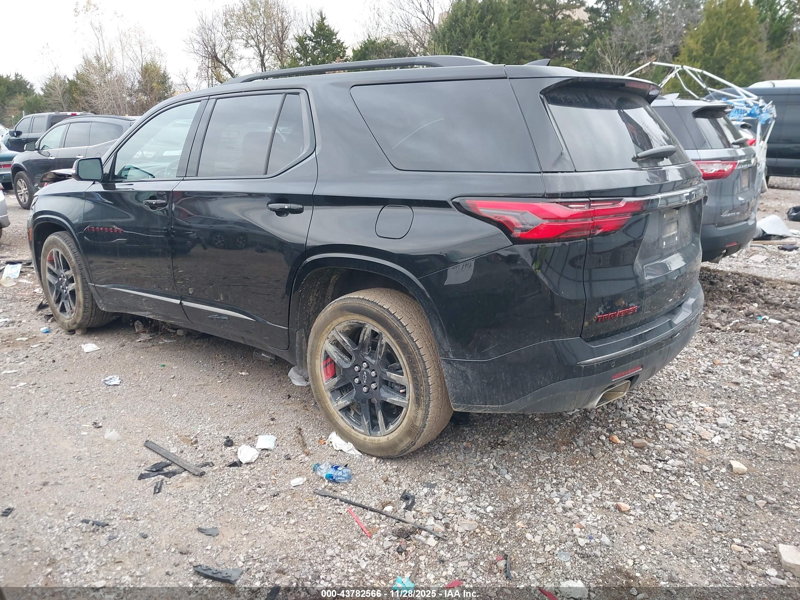 CHEVROLET TRAVERSE image 3