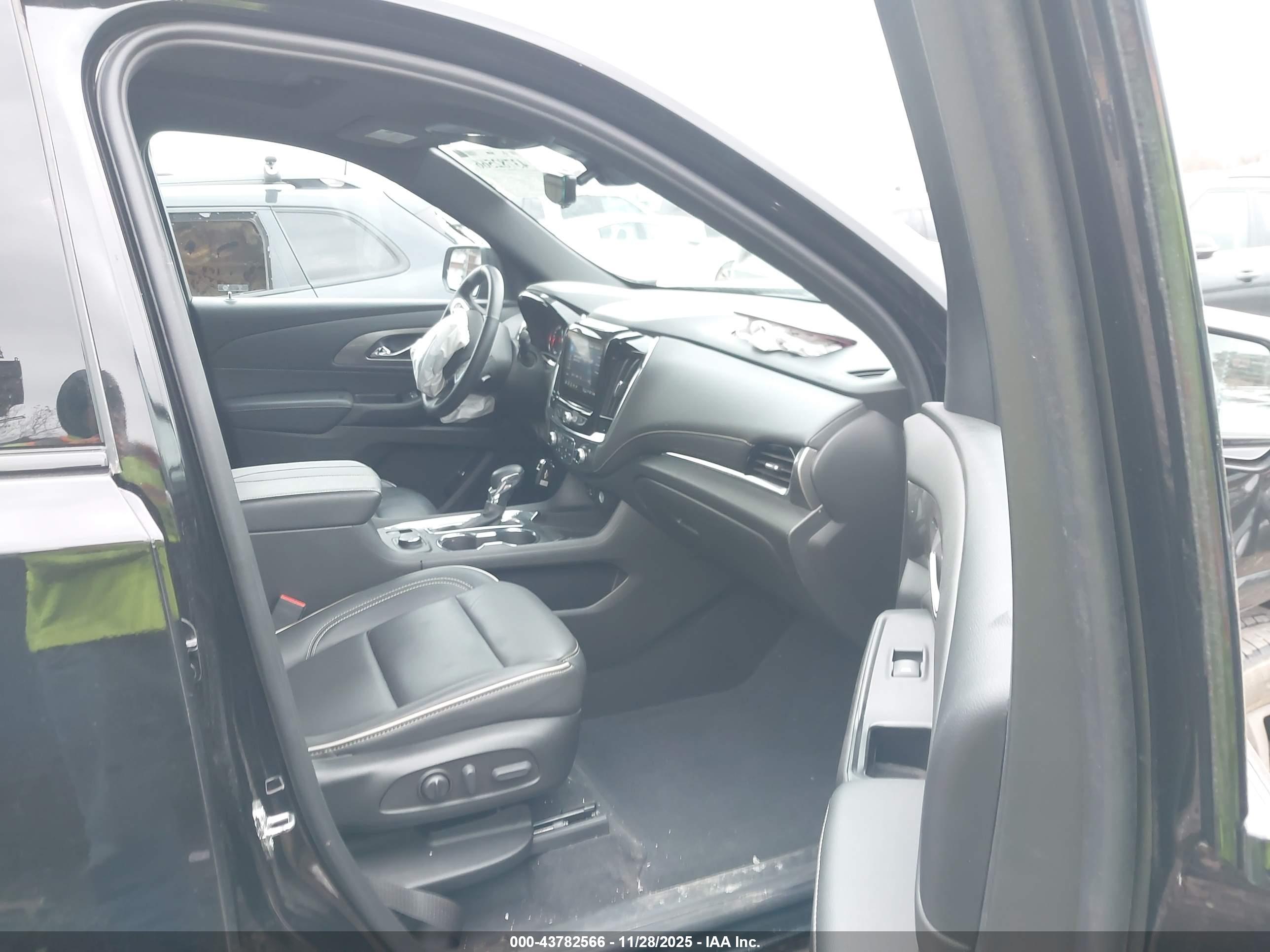 CHEVROLET TRAVERSE image 5