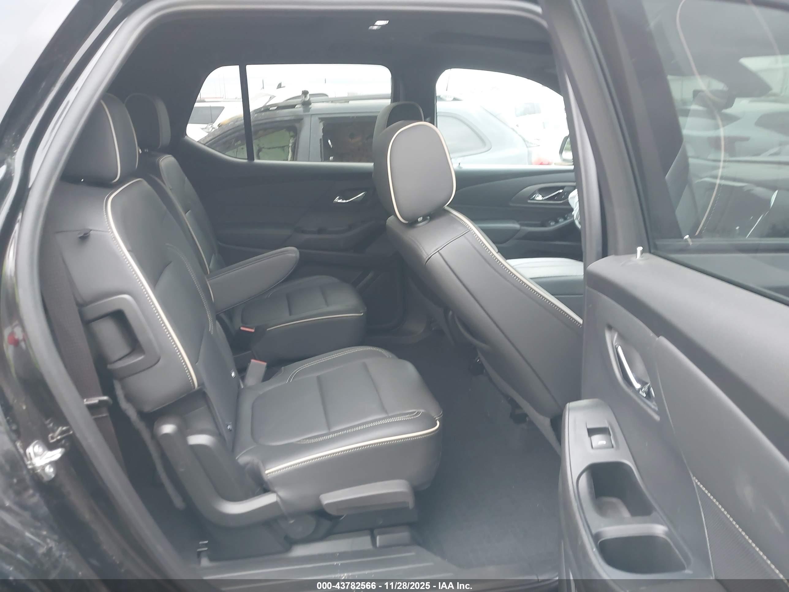 CHEVROLET TRAVERSE image 8