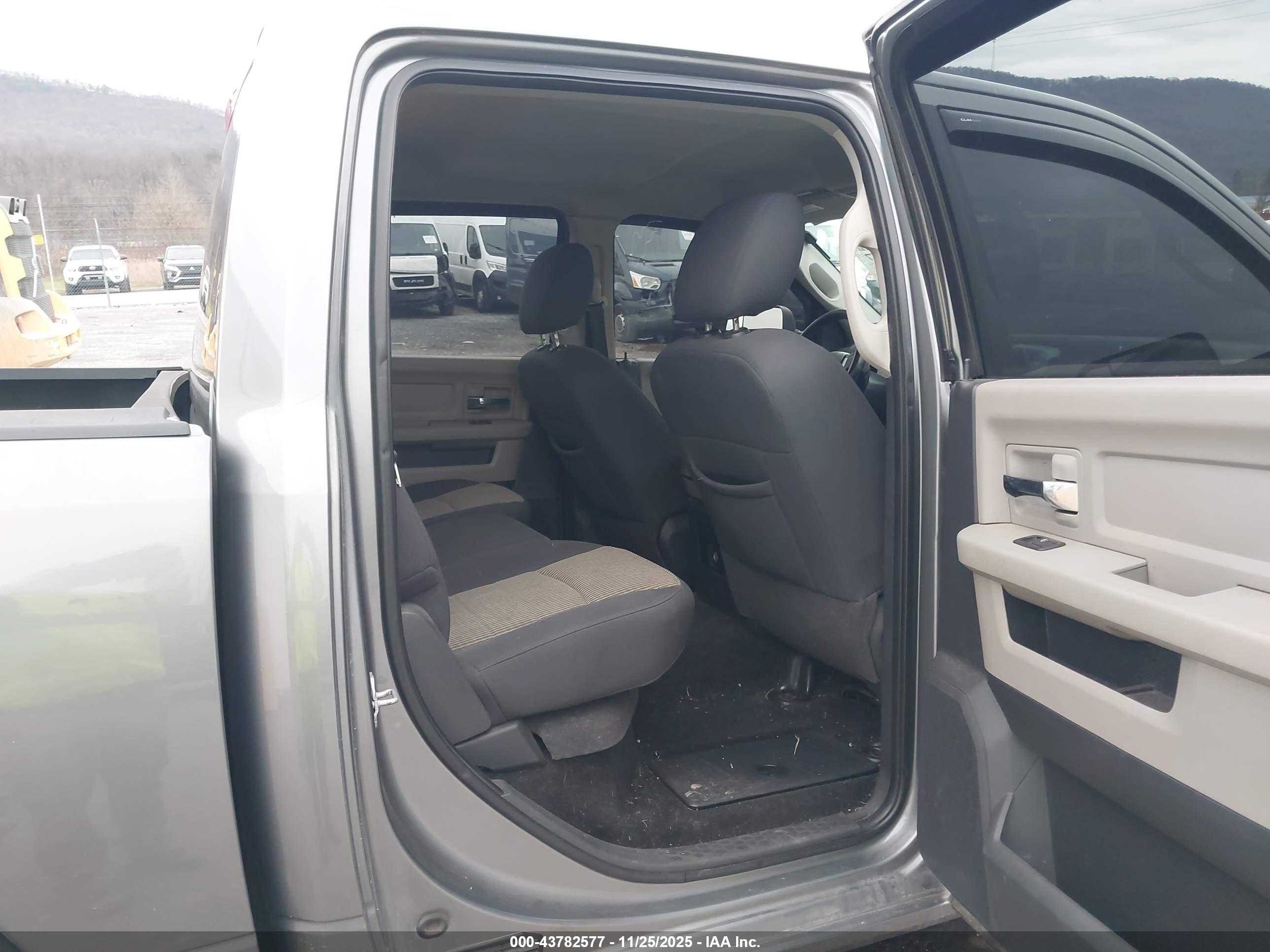 DODGE RAM image 8