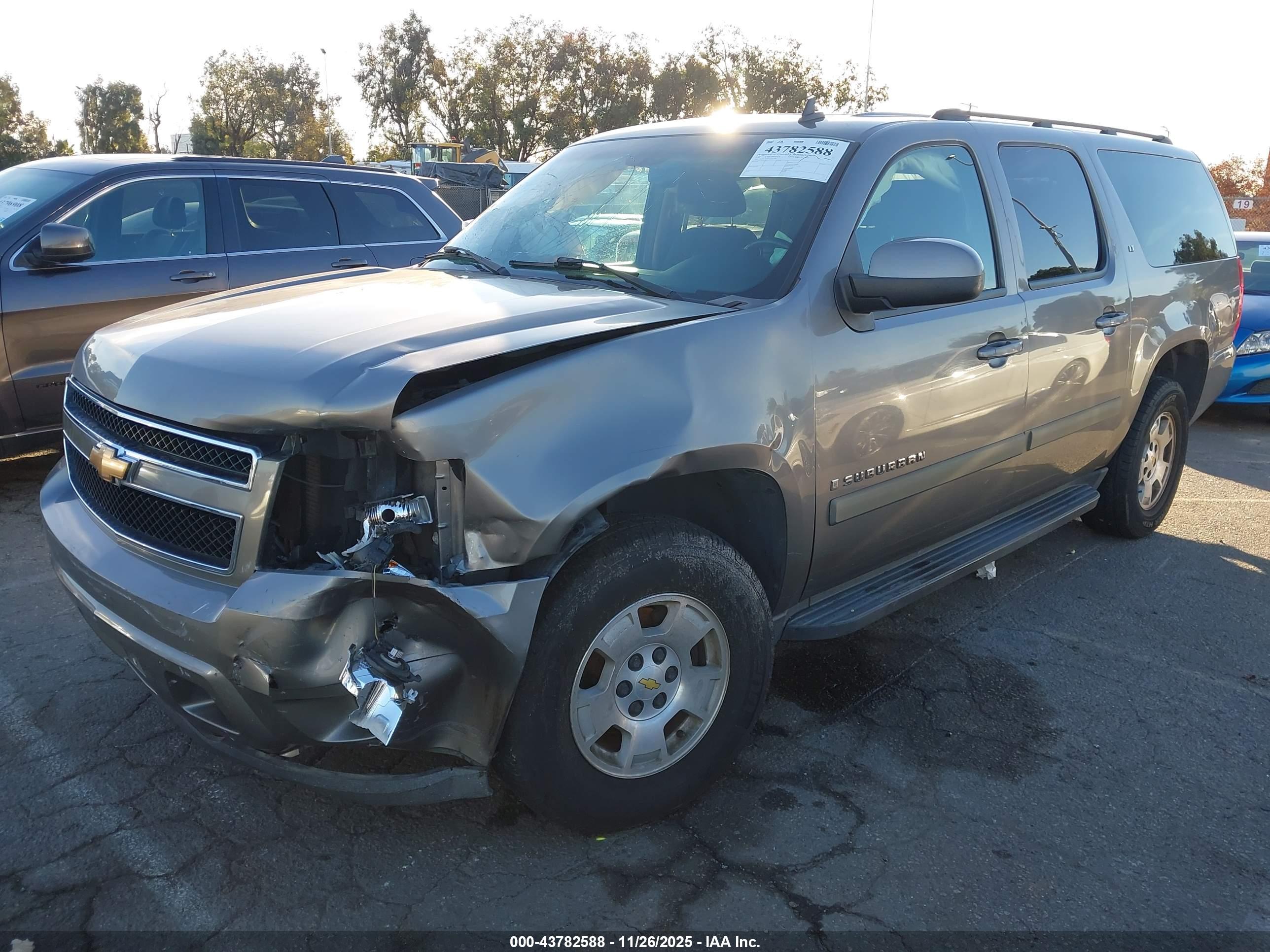 CHEVROLET SUBURBAN image 2