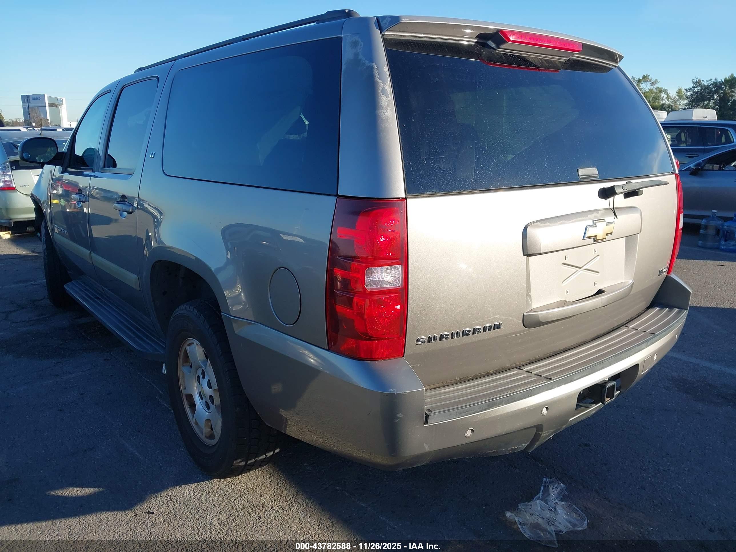 CHEVROLET SUBURBAN image 3