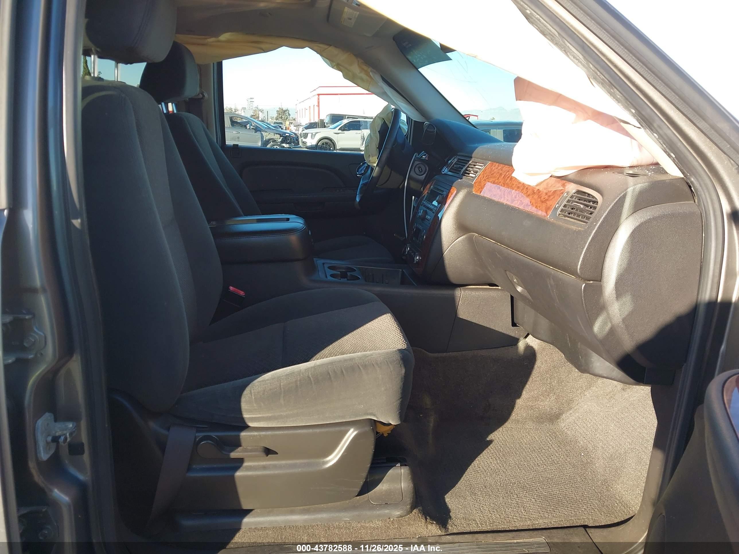 CHEVROLET SUBURBAN image 5