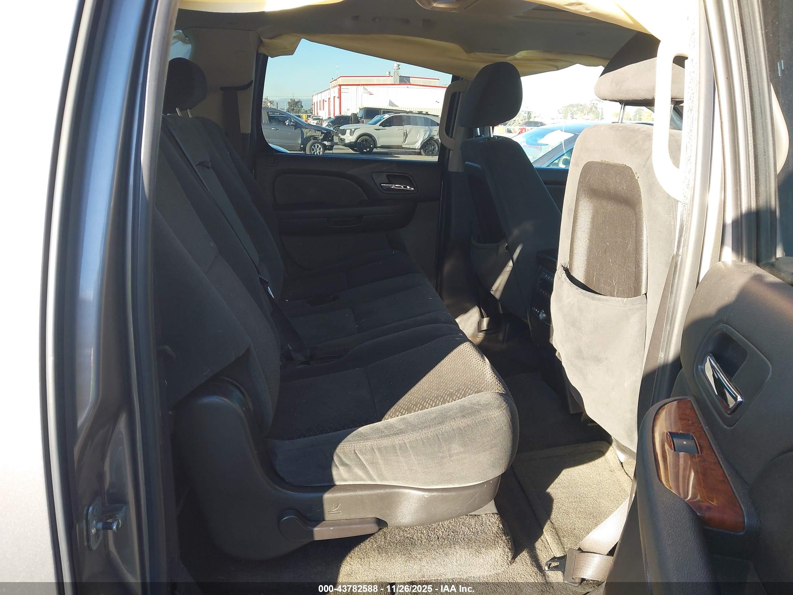 CHEVROLET SUBURBAN image 8