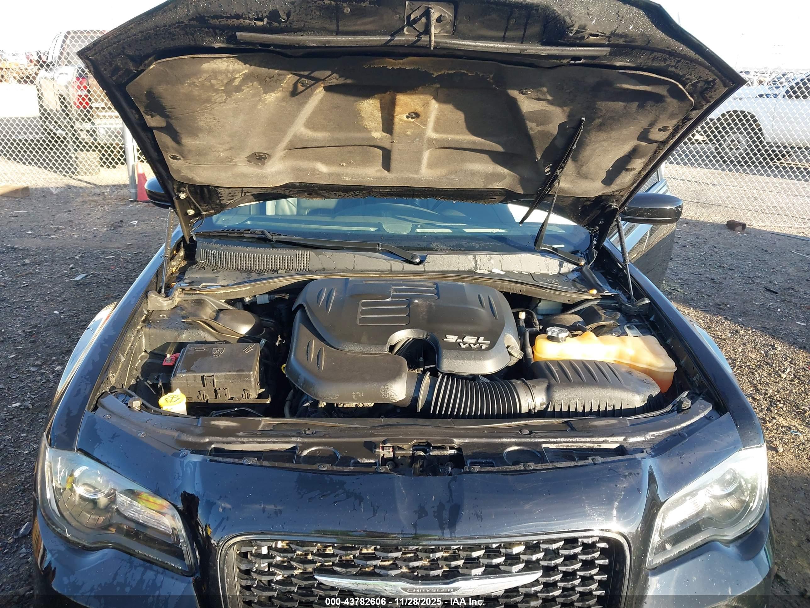 CHRYSLER 300 image 10