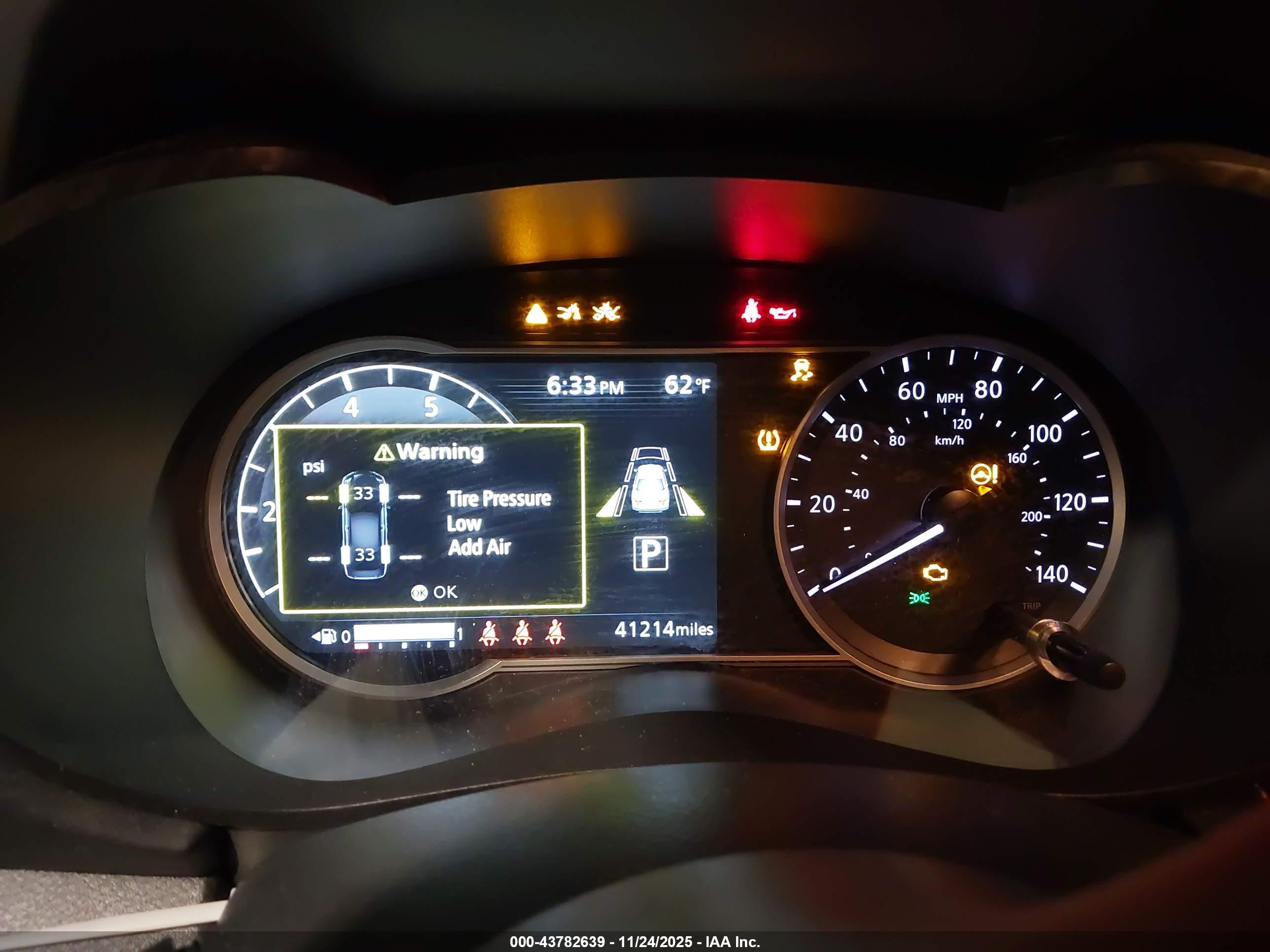 NISSAN VERSA image 7