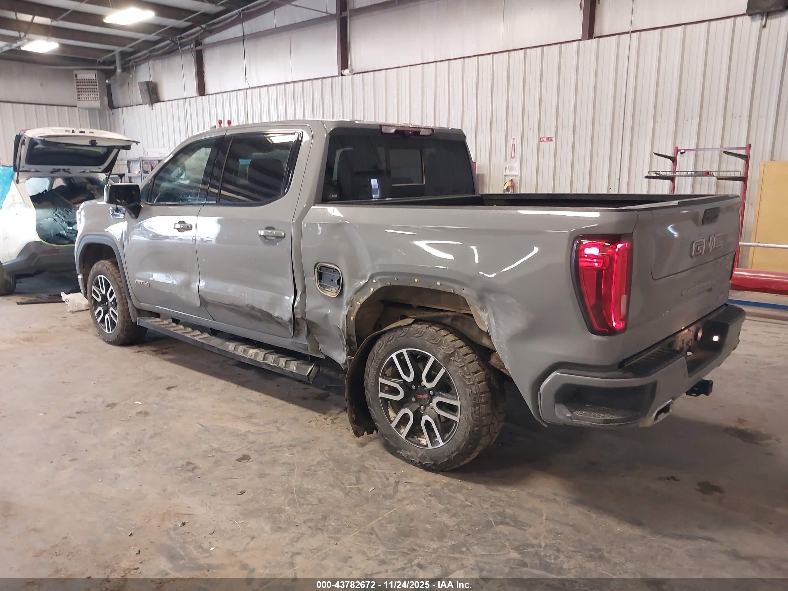 GMC SIERRA image 3