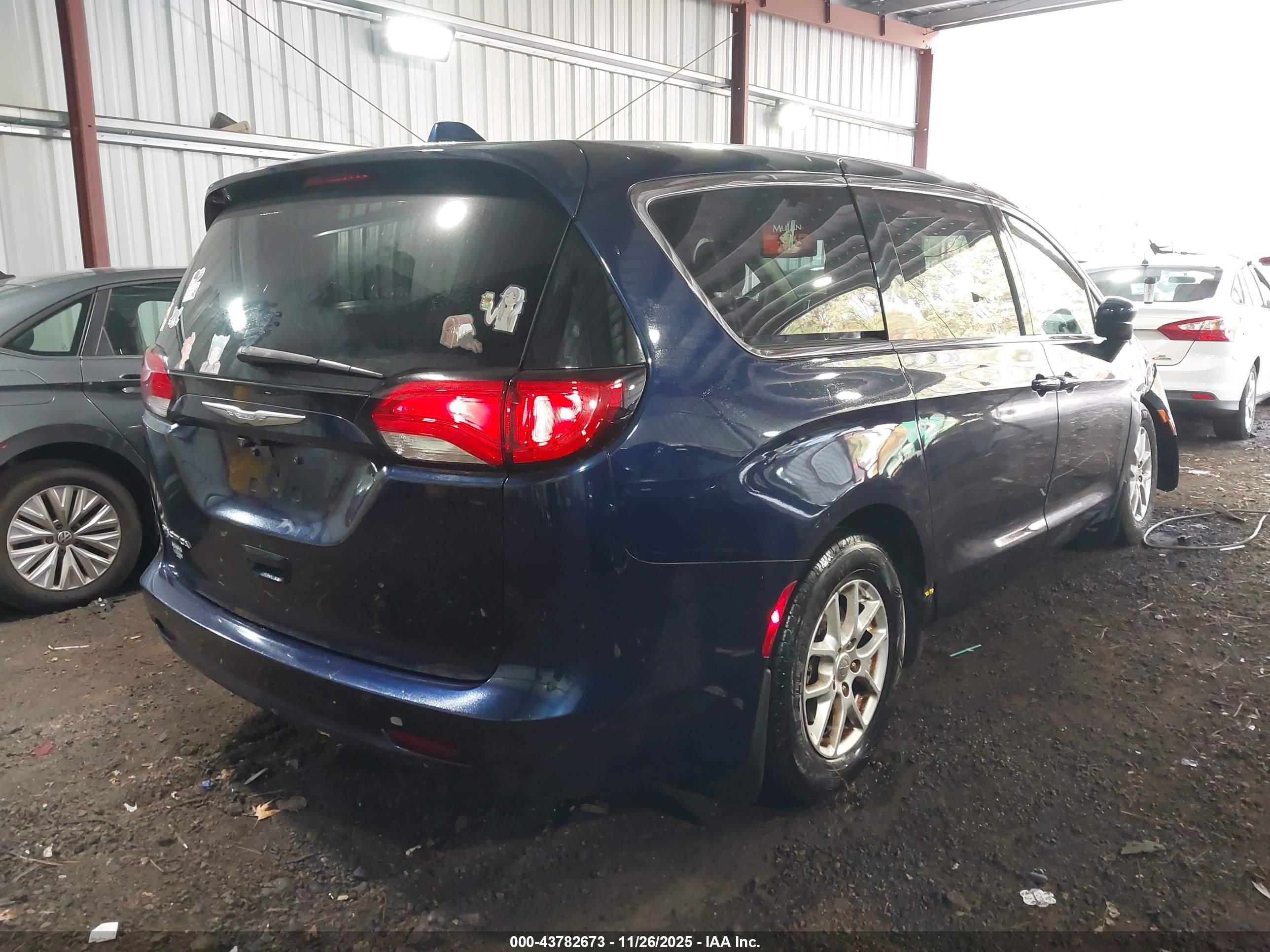 CHRYSLER PACIFICA image 4