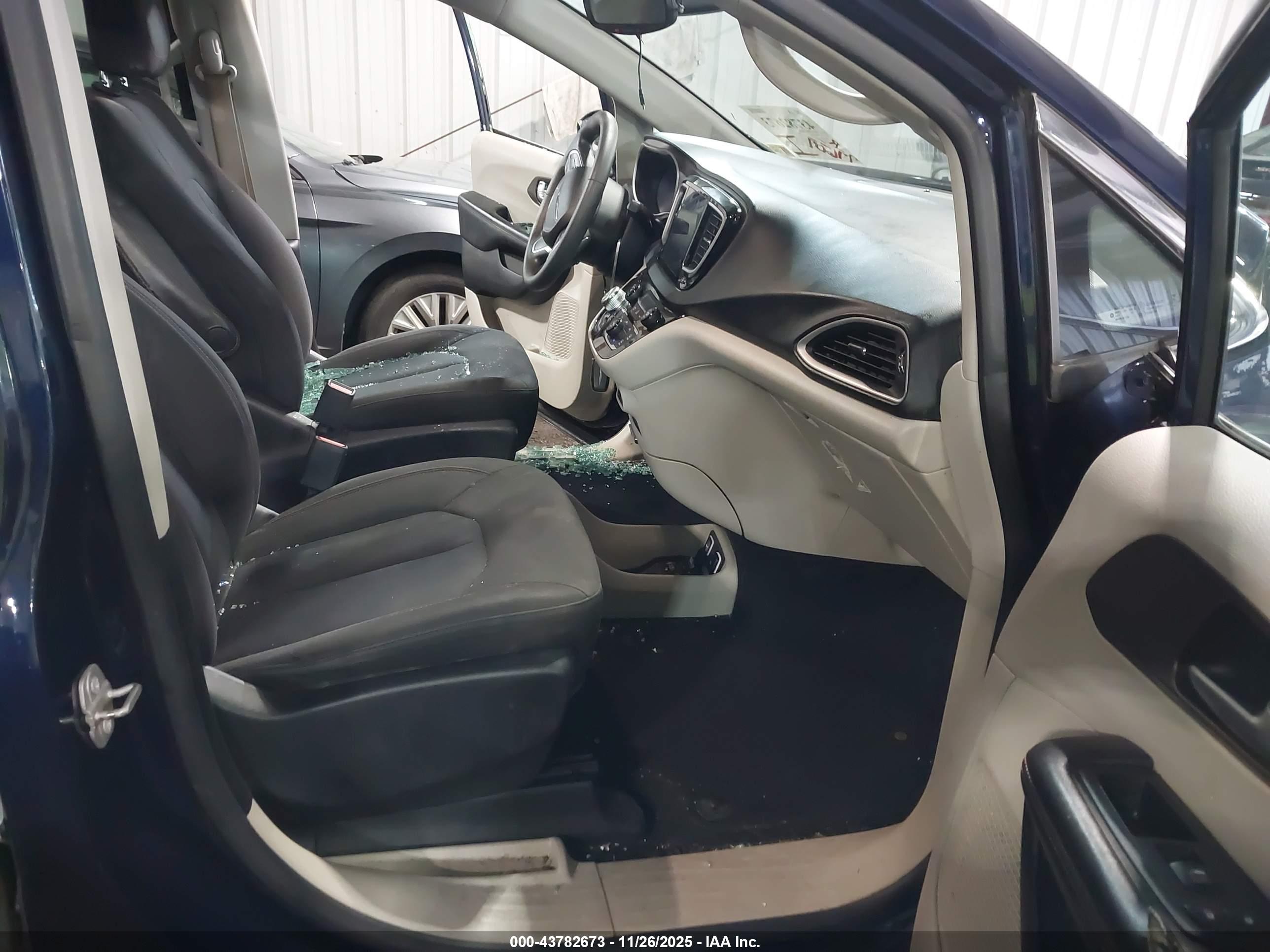CHRYSLER PACIFICA image 5