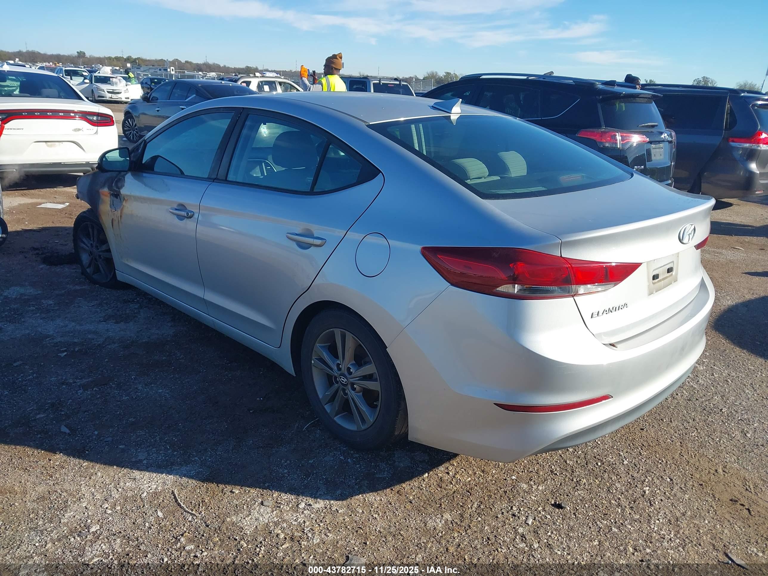HYUNDAI ELANTRA image 3