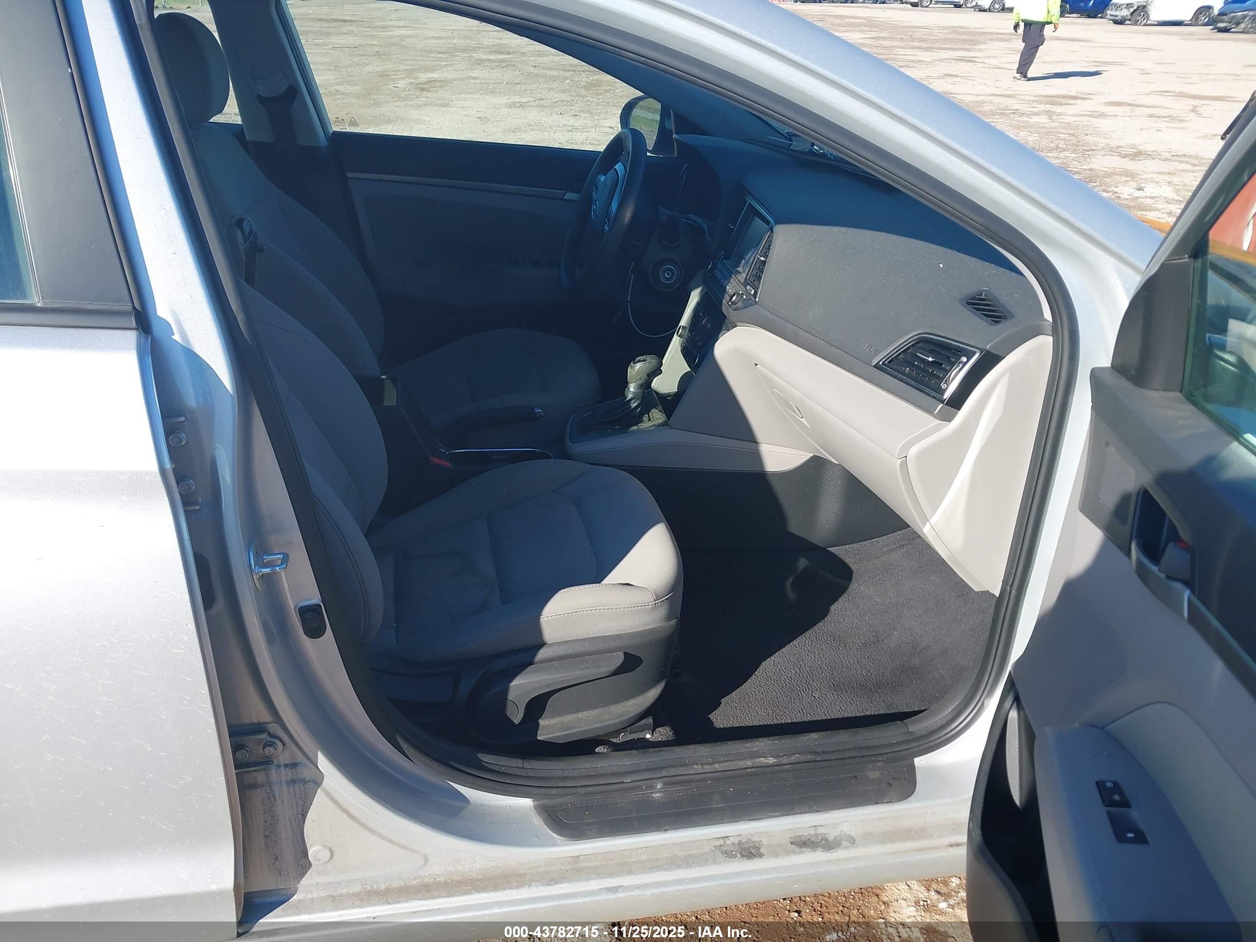 HYUNDAI ELANTRA image 5
