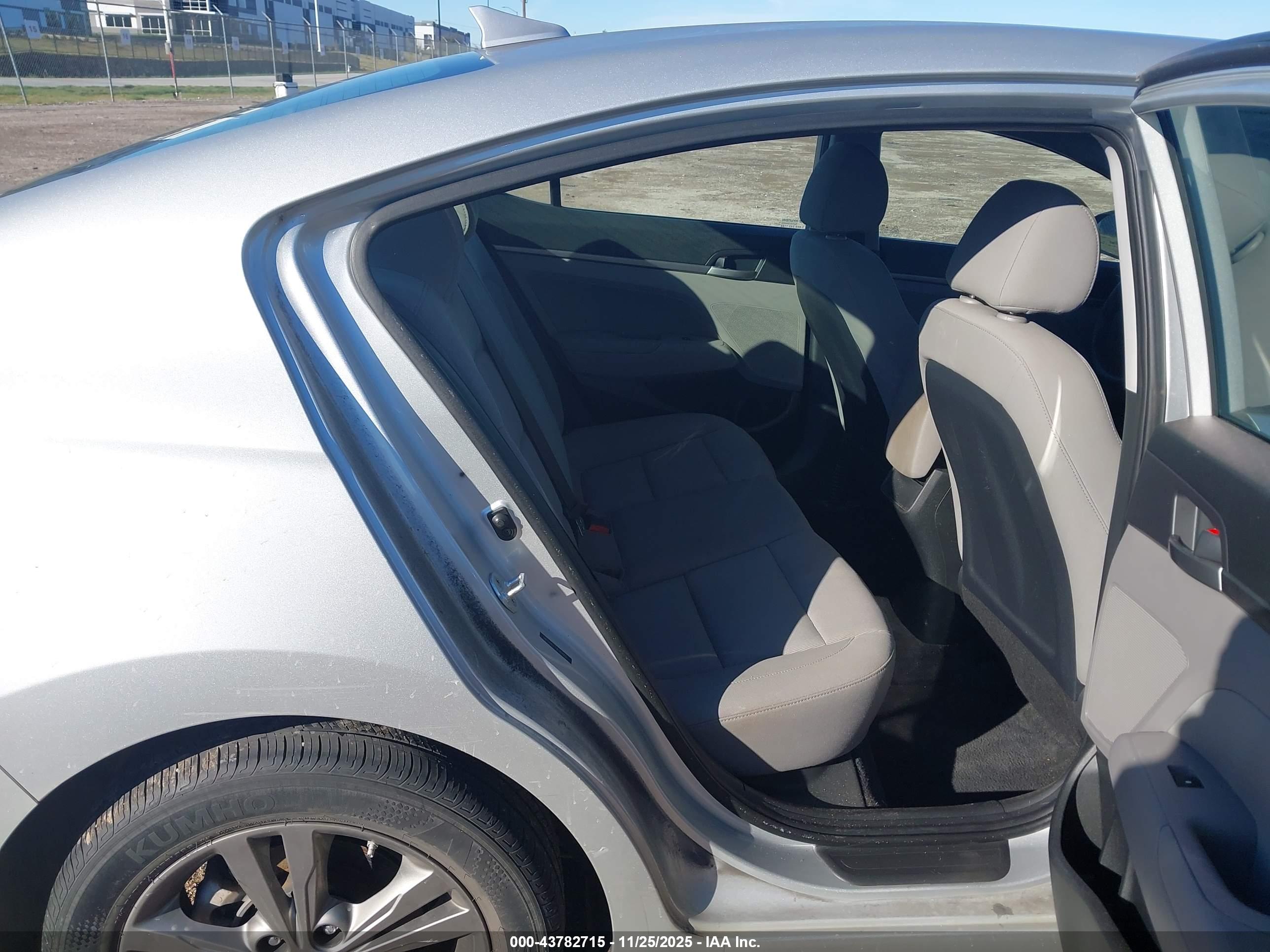 HYUNDAI ELANTRA image 8