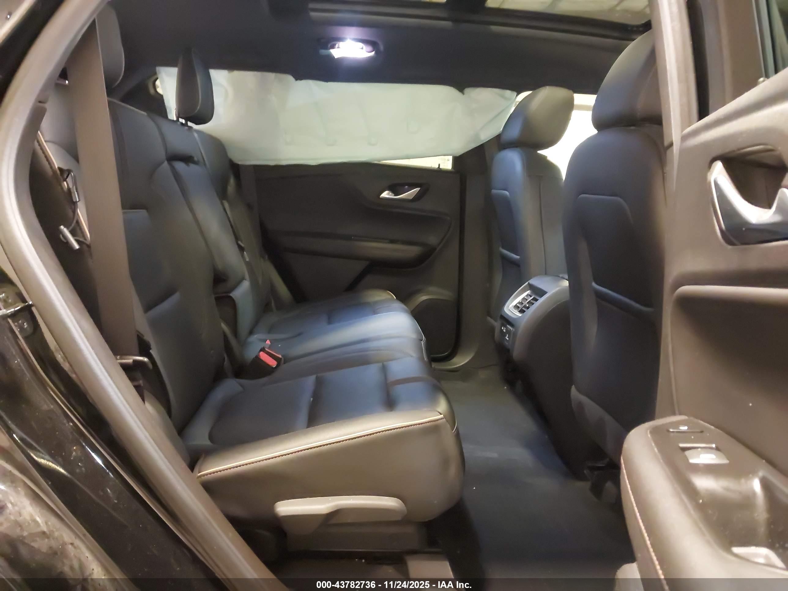 CHEVROLET BLAZER image 8