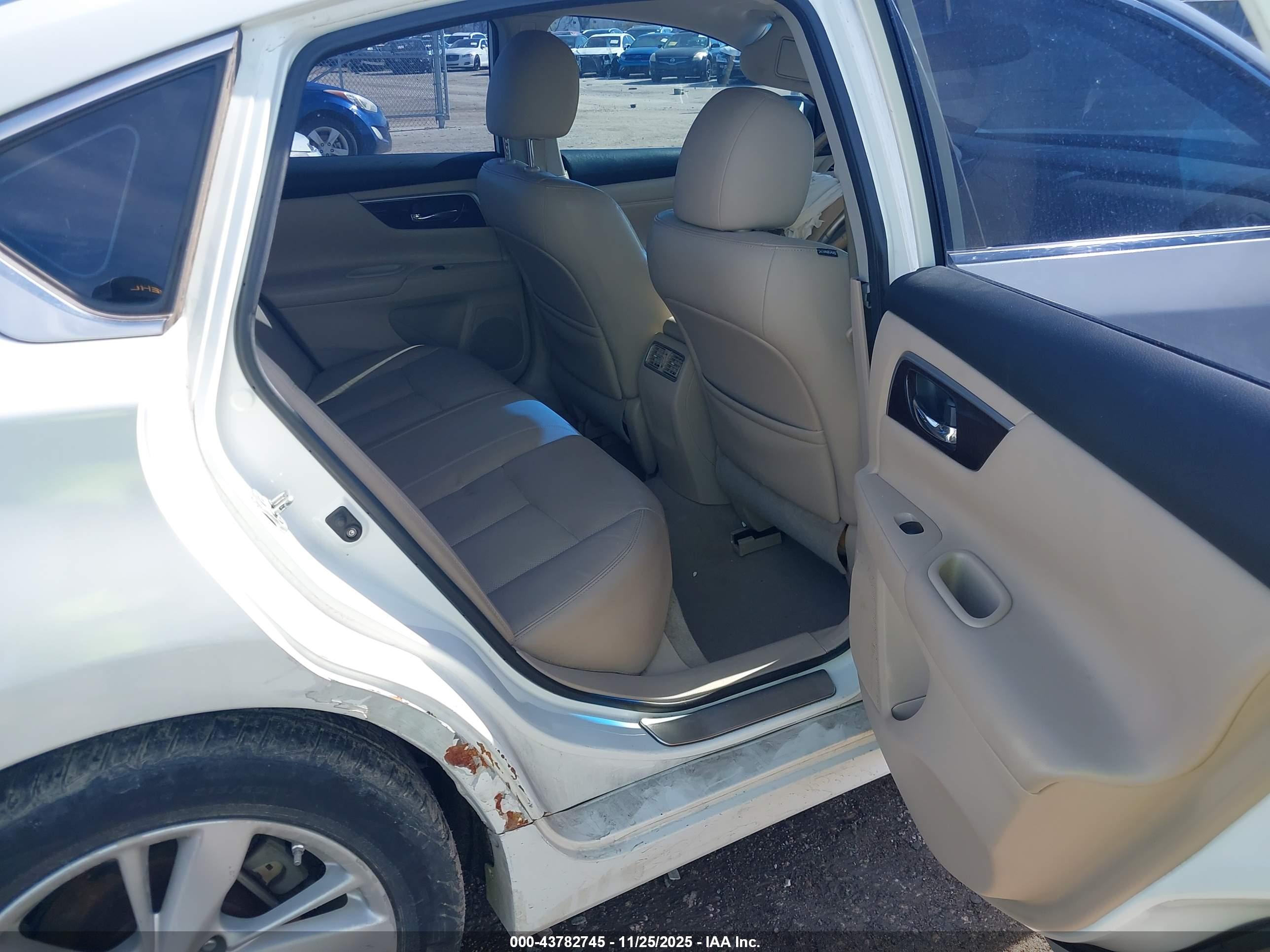 NISSAN ALTIMA image 8