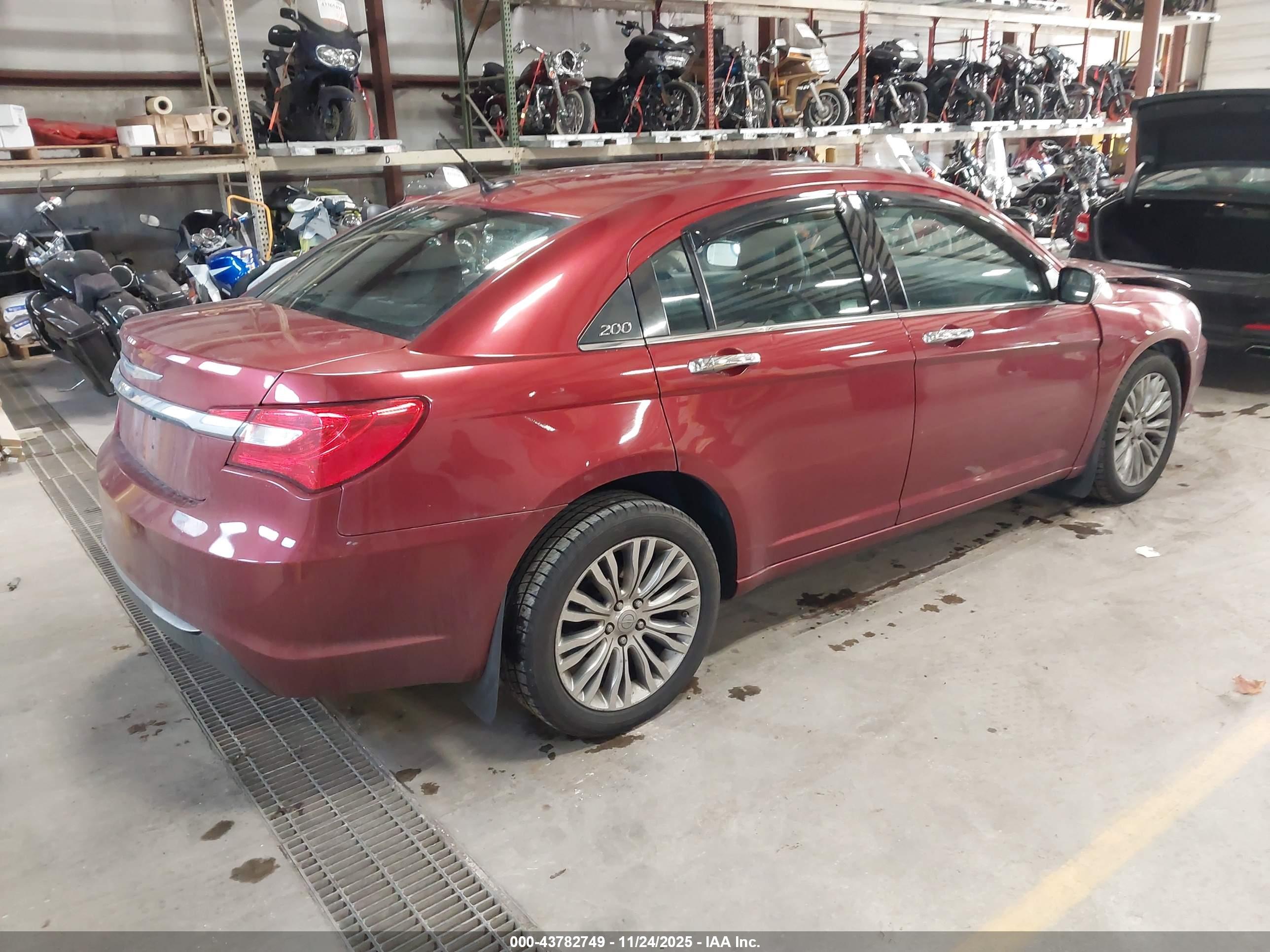 CHRYSLER 200 image 4