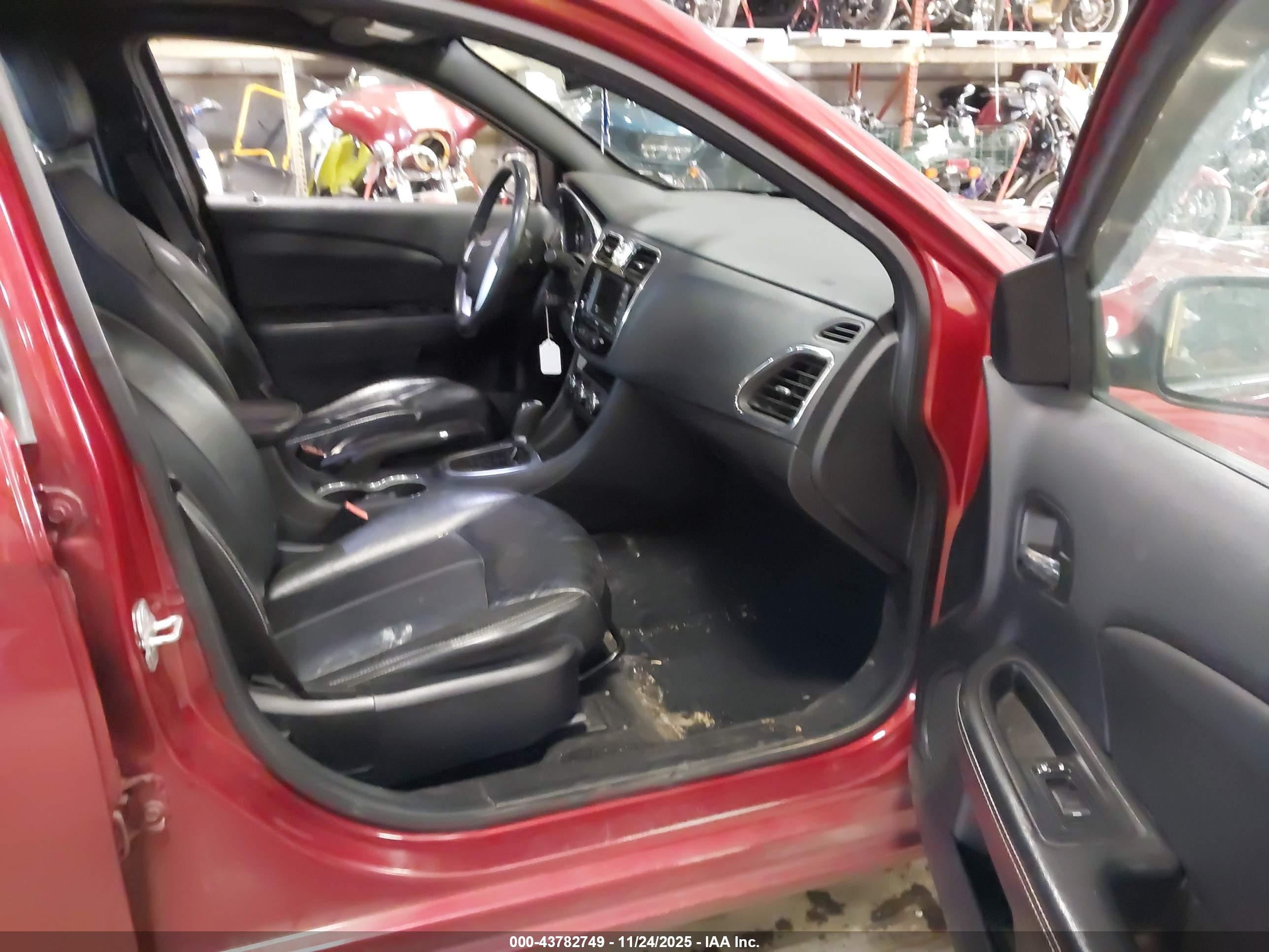 CHRYSLER 200 image 5