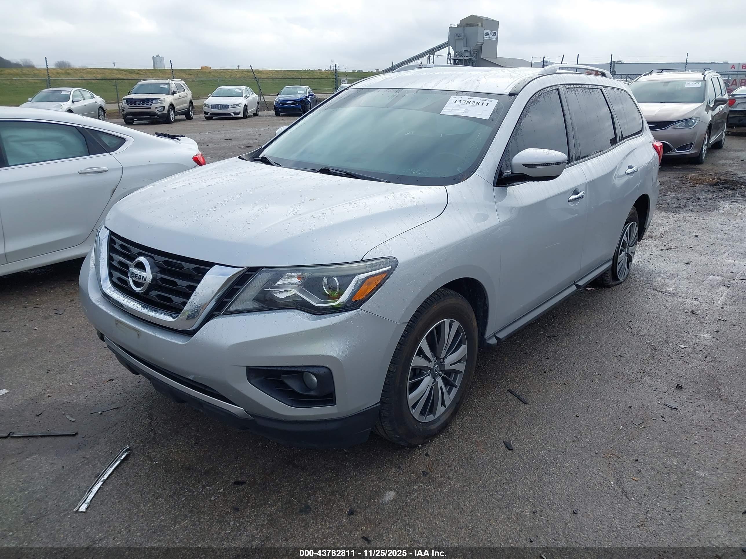 NISSAN PATHFINDER image 2