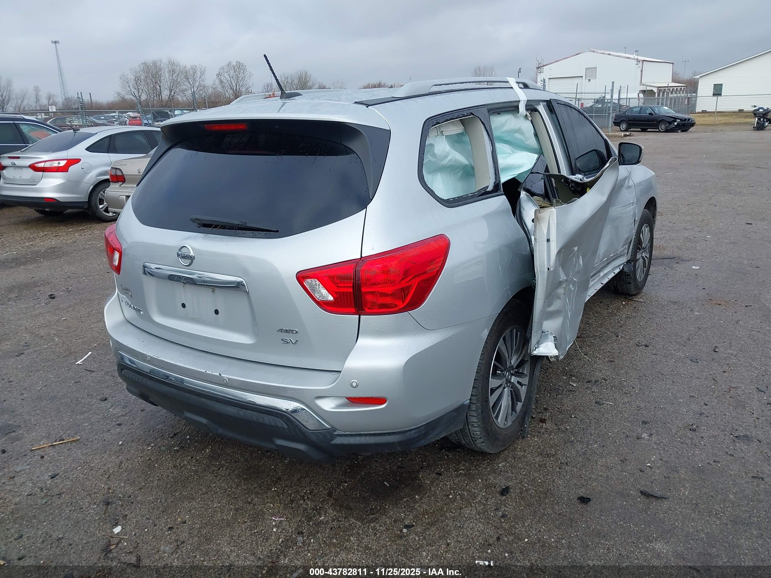 NISSAN PATHFINDER image 4
