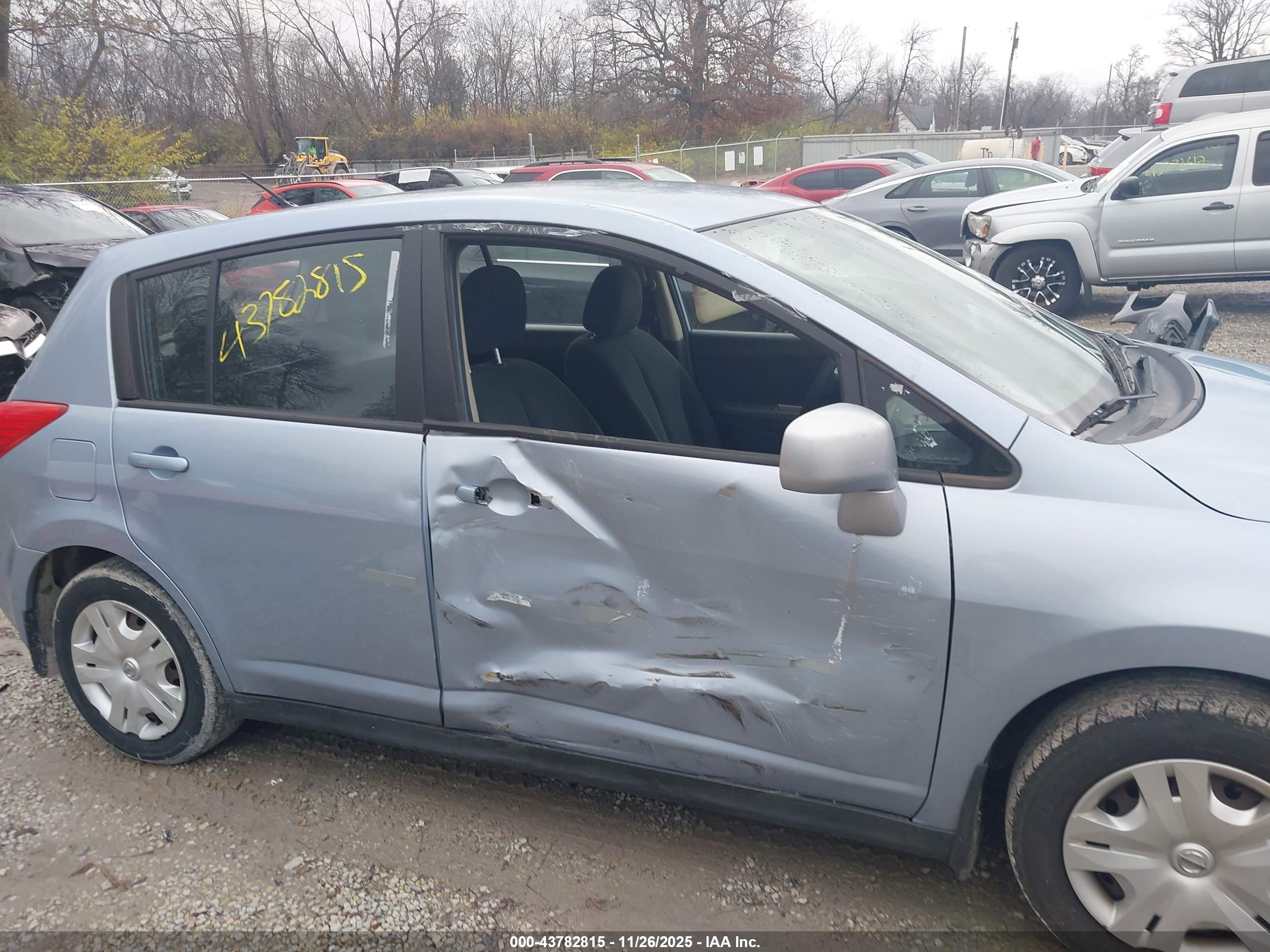 NISSAN VERSA image 6