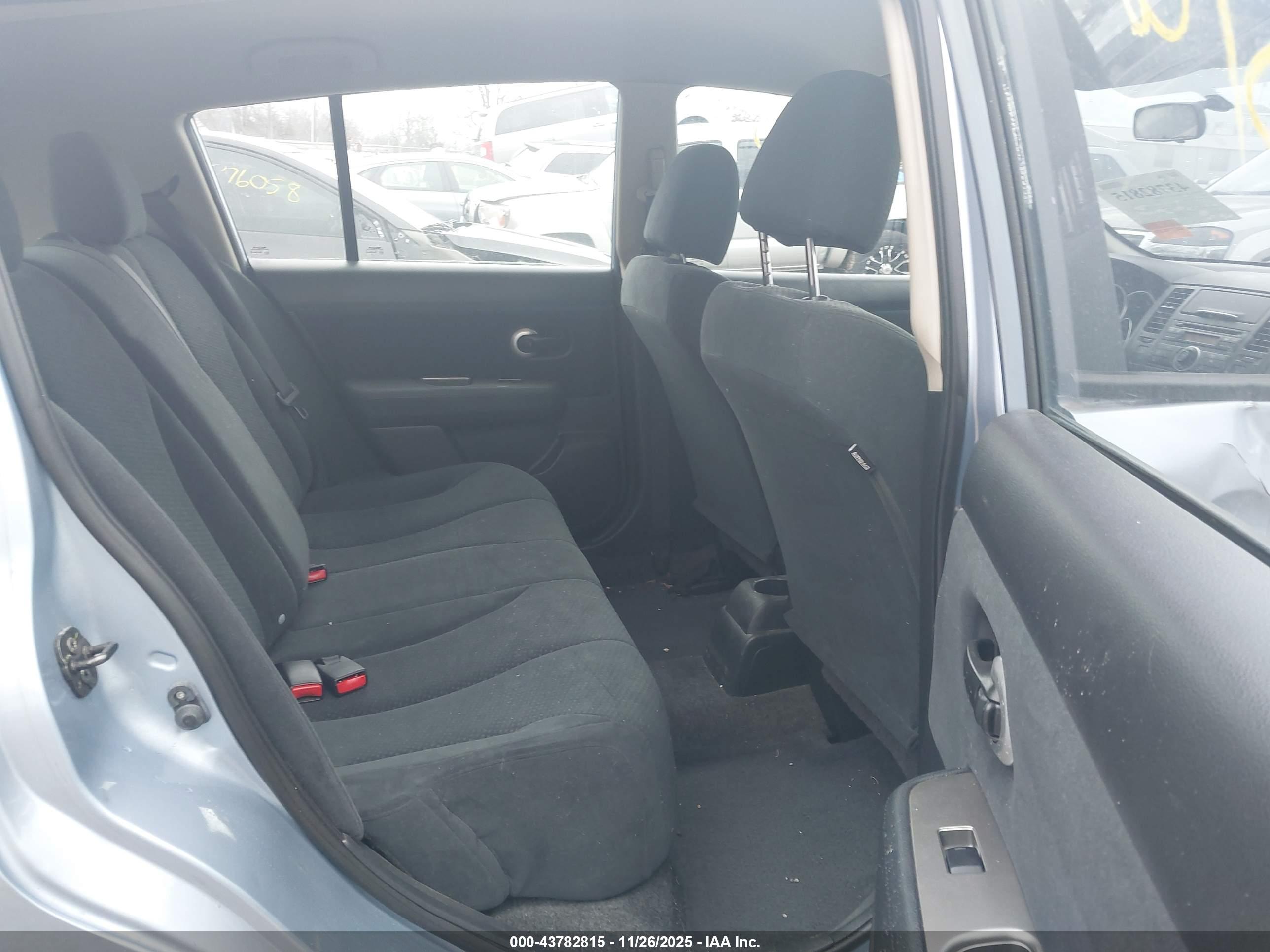 NISSAN VERSA image 8