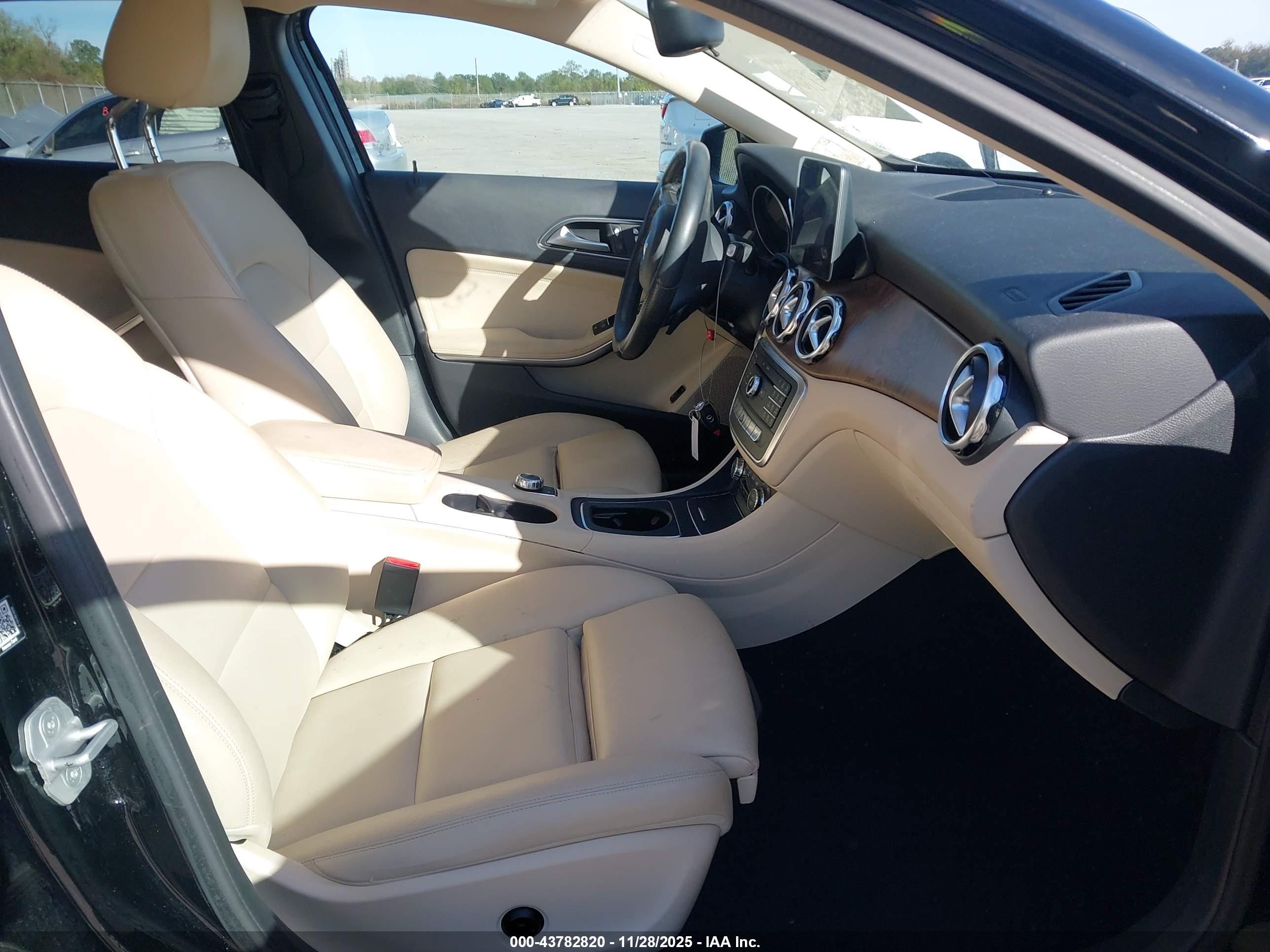 MERCEDES-BENZ GLA image 5