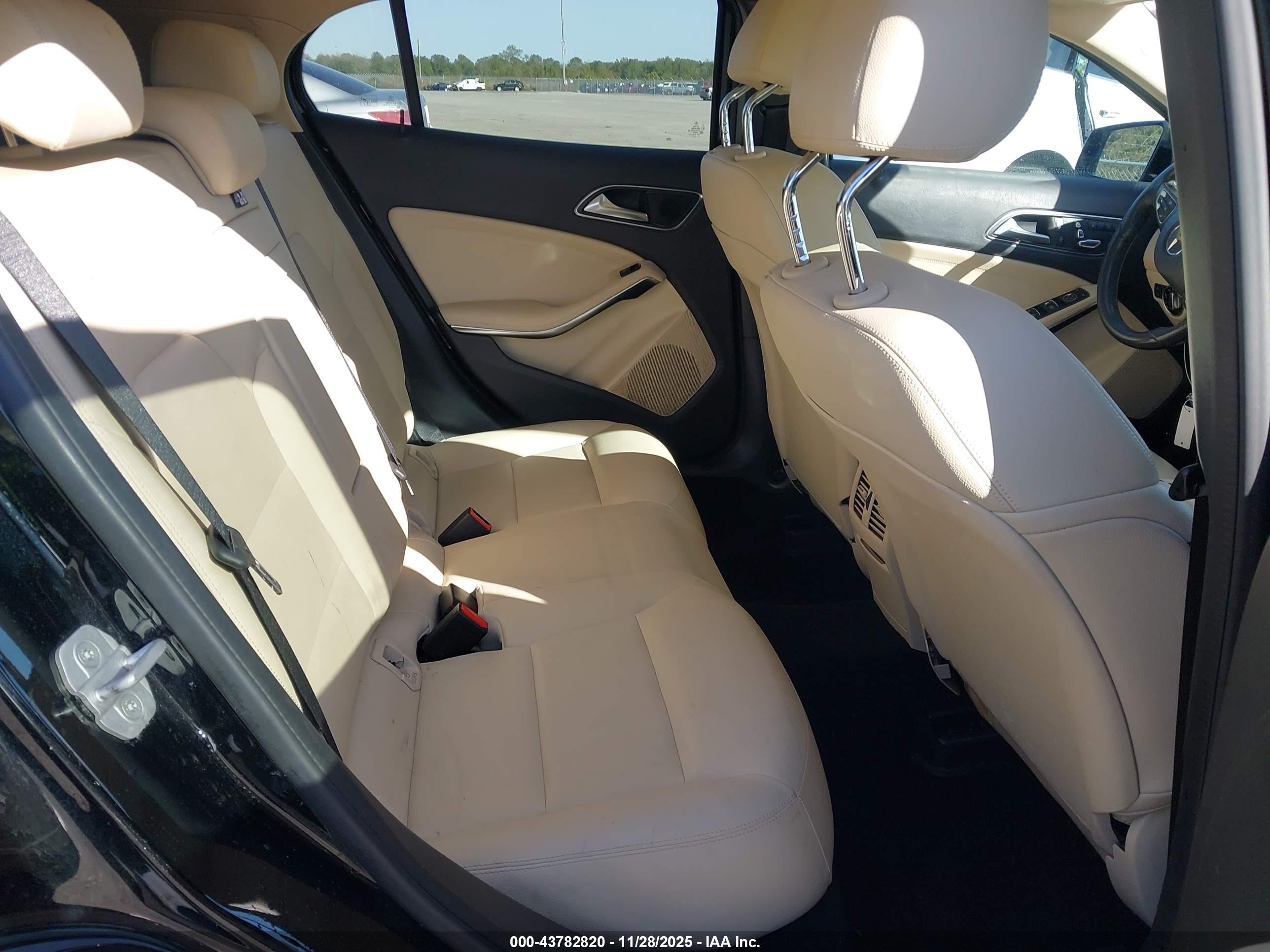 MERCEDES-BENZ GLA image 8
