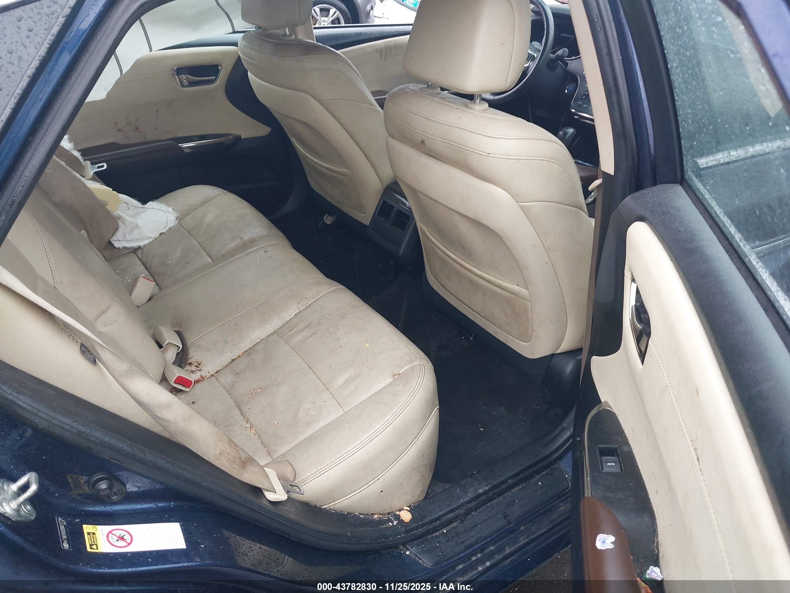 TOYOTA AVALON image 8