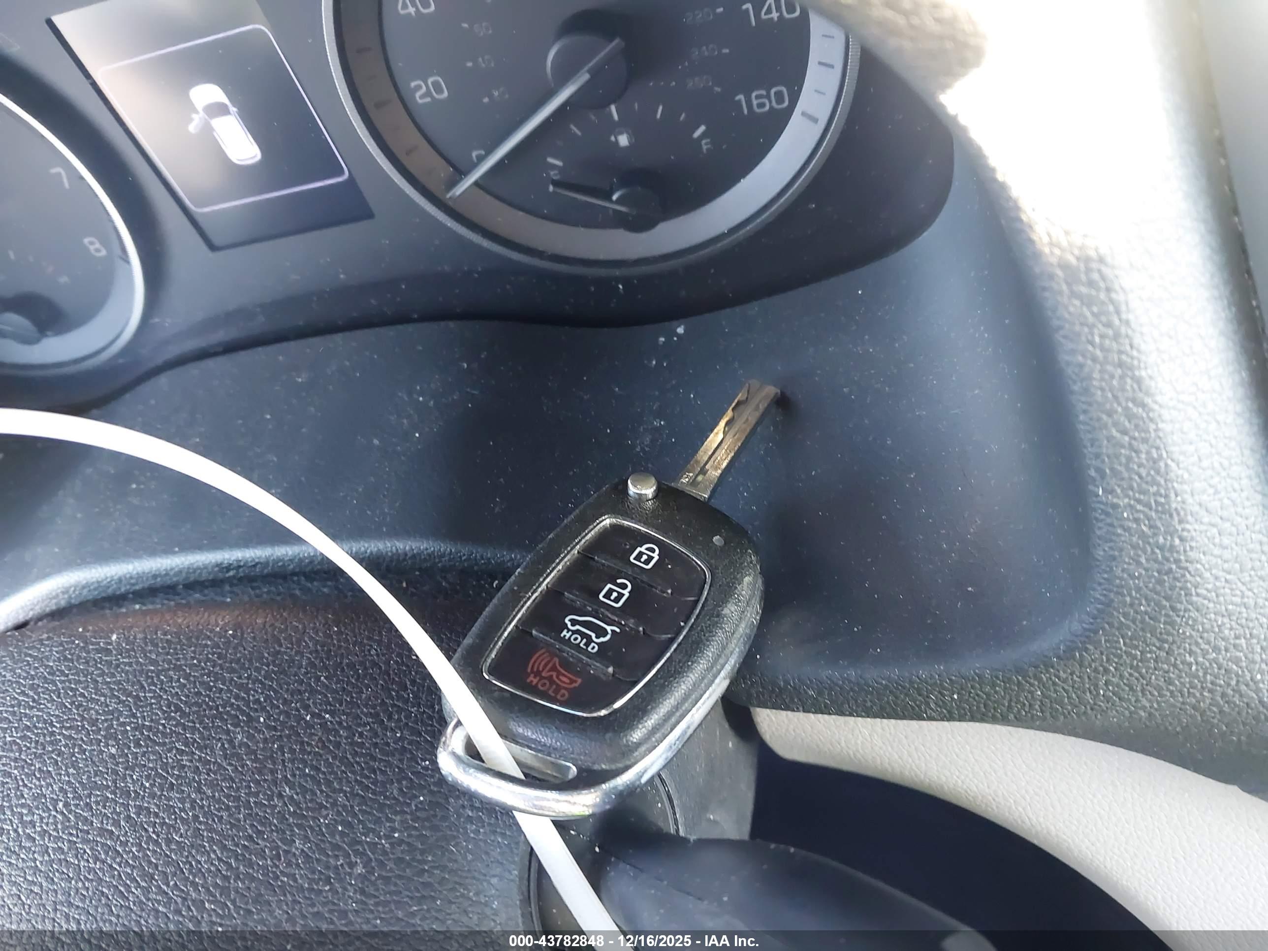 HYUNDAI TUCSON image 11
