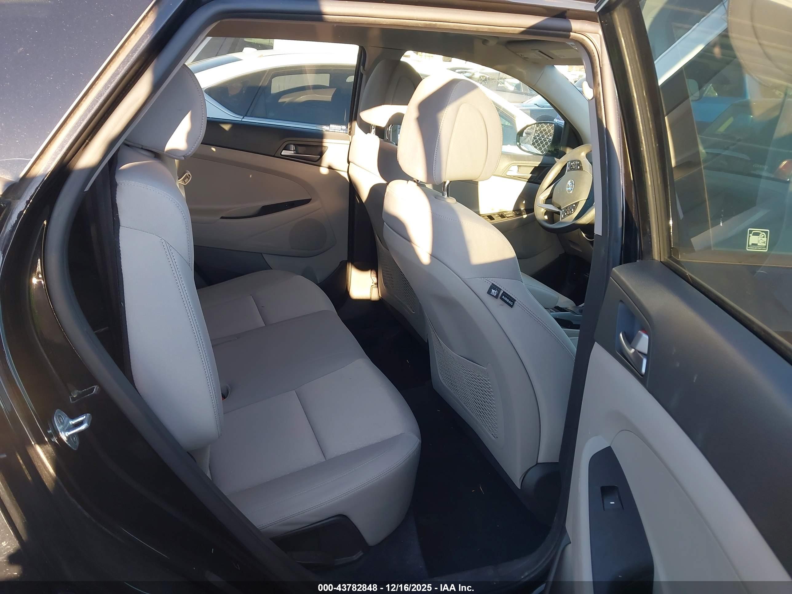 HYUNDAI TUCSON image 8