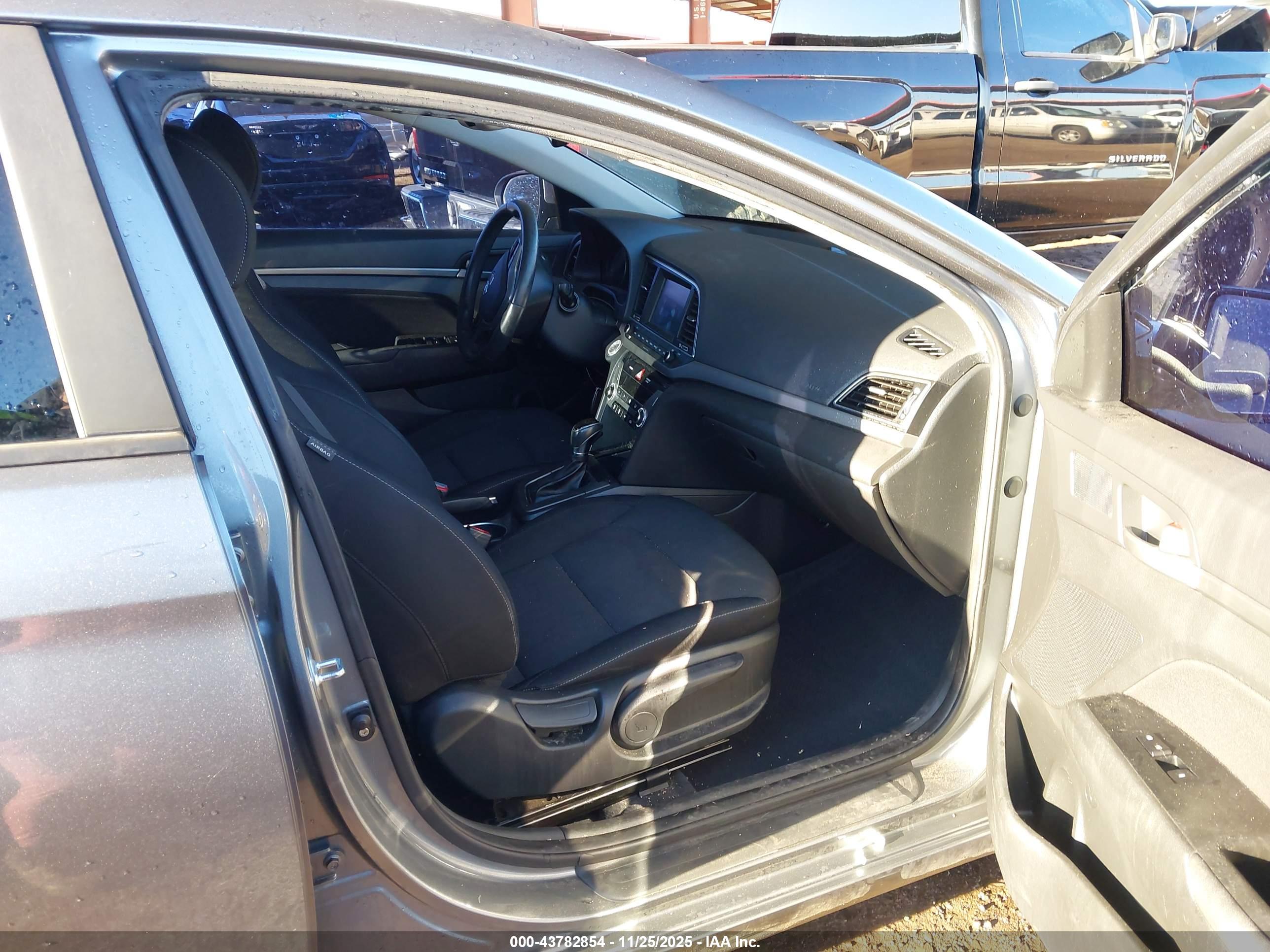 HYUNDAI ELANTRA image 5