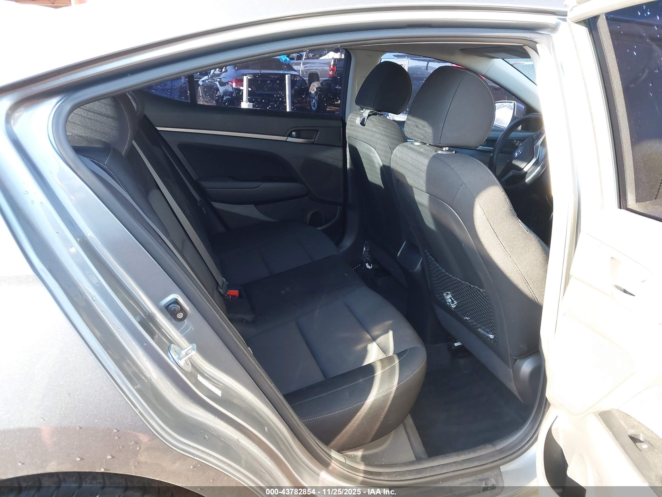 HYUNDAI ELANTRA image 8